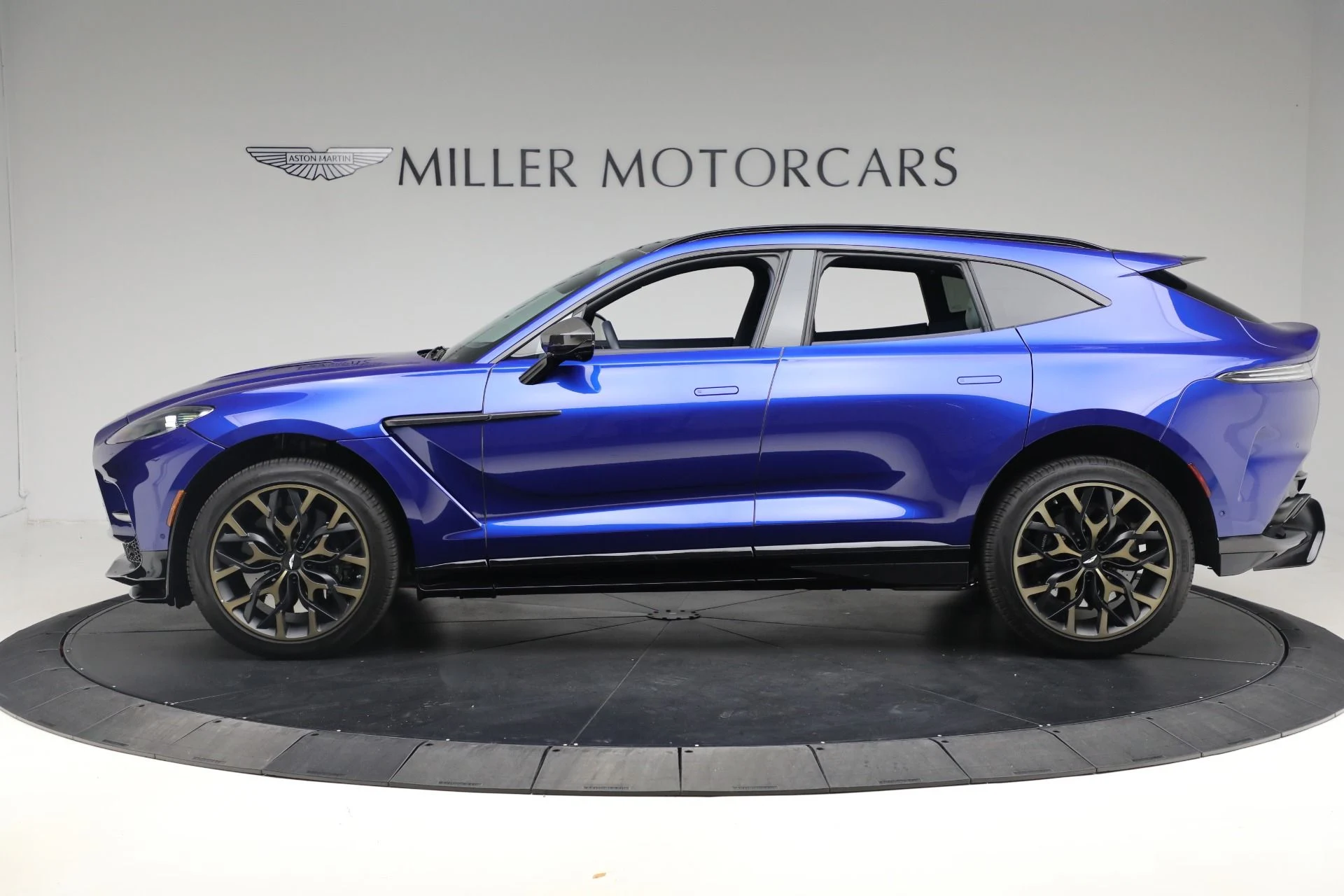 mph002_3908774236_Used_2024_Aston_Martin_DBX_707_1761597901_b488d2d4f9