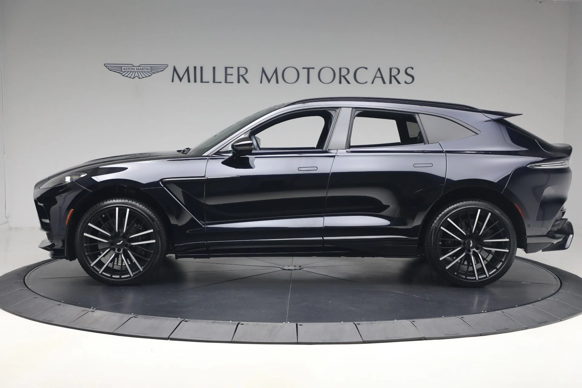 mph002_3938906502_Used_2025_Aston_Martin_DBX_707_1782252483_3825bf2881