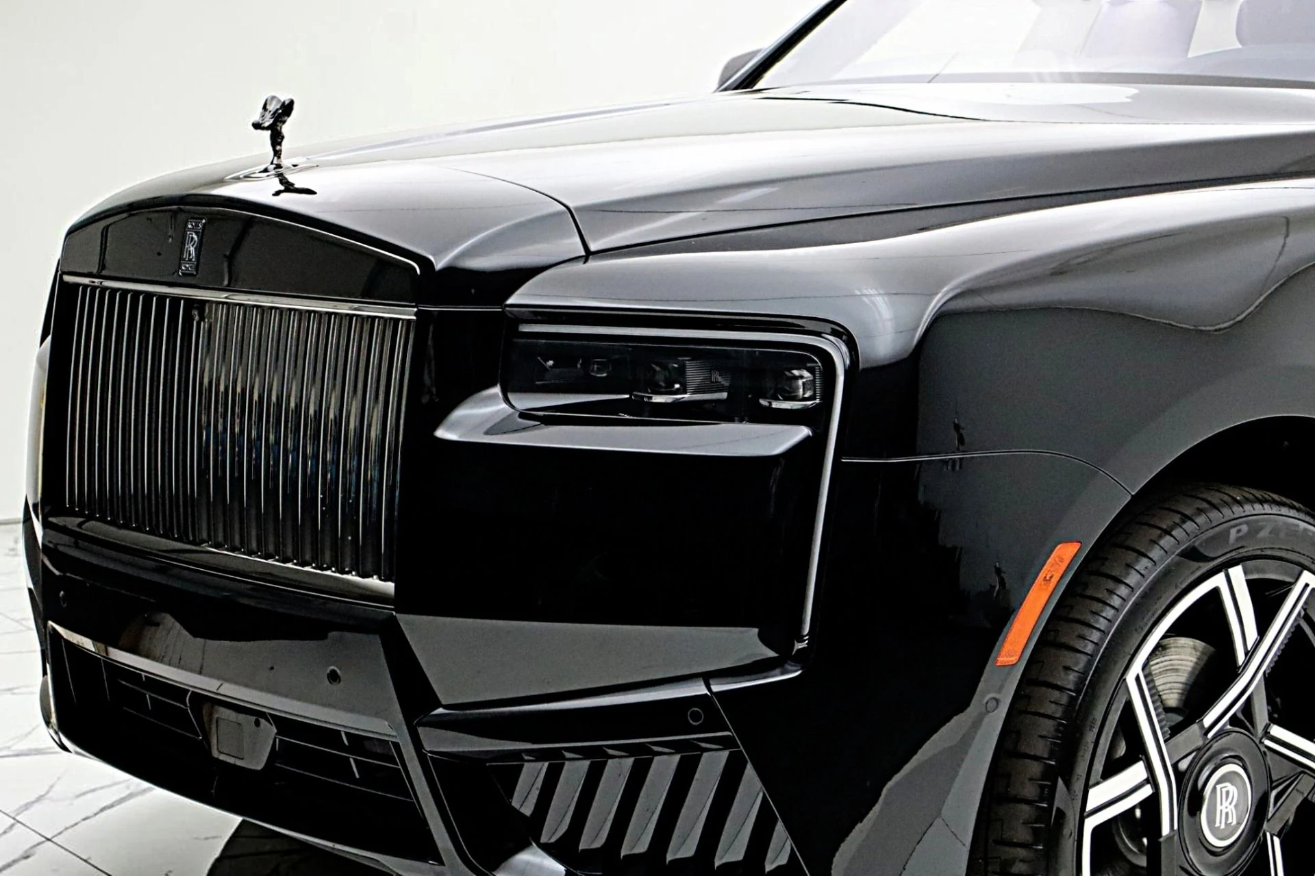 mph002_3961899892_New_2027_Rolls_Royce_Black_Badge_Cullinan_cbab588496