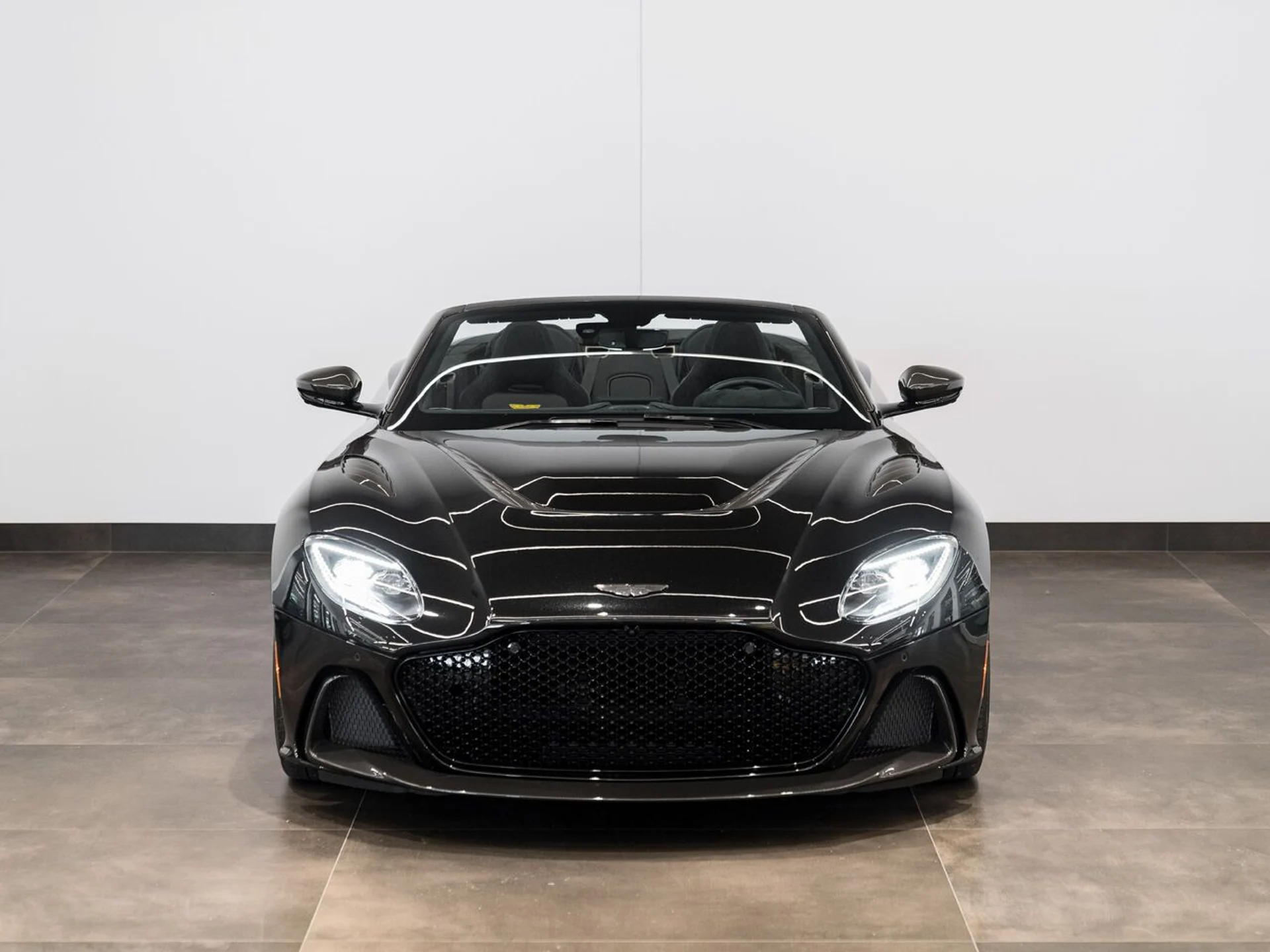 mph002_3965127367_aston_martin_dbs_2023_jpg_v_1758918548_b26c3736a3
