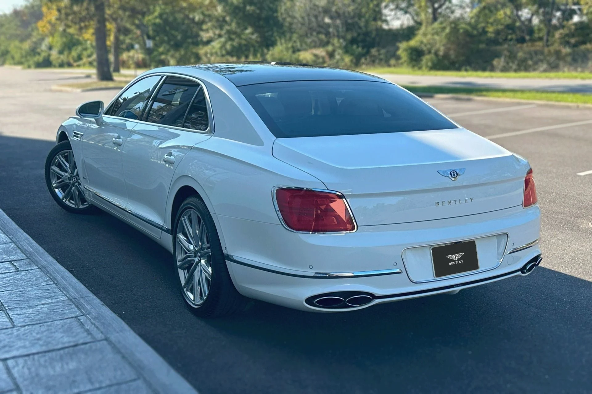 mph002_39710654_Used_2022_Bentley_Flying_Spur_V8_1759839159_642e5e0d2f