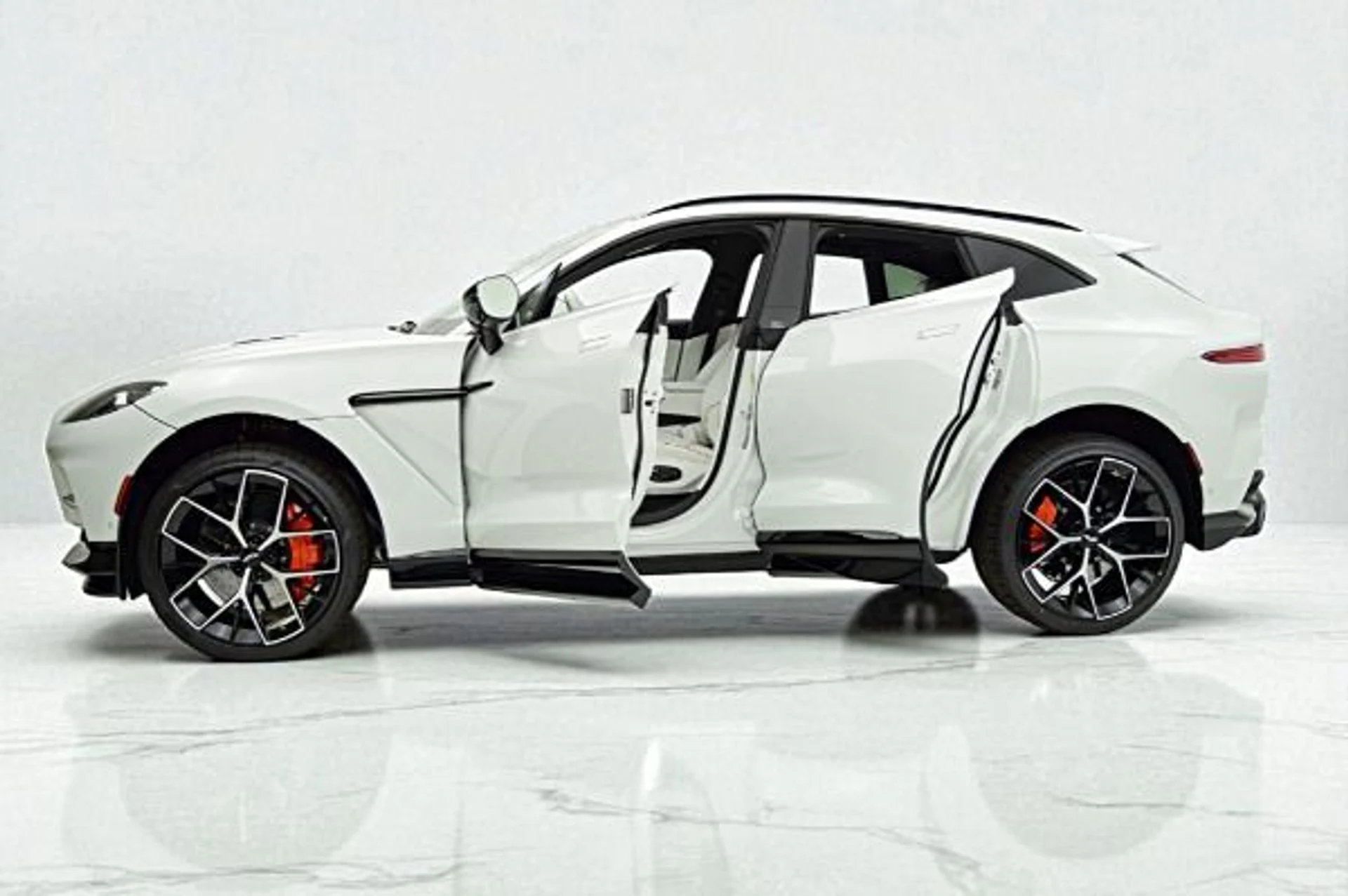 mph002_3975234206_New_2025_Aston_Martin_DBX_707_c4e2ecde11