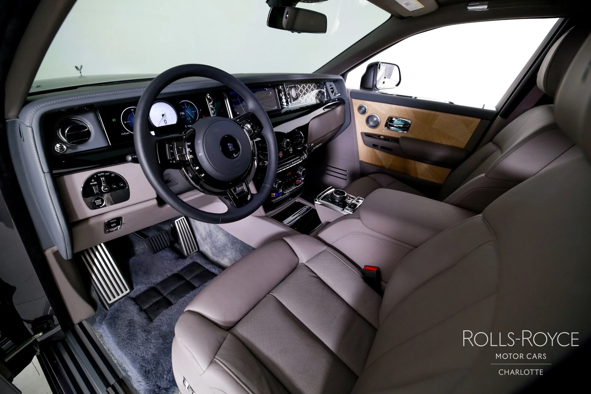 mph002_3975384749_Used_2025_Rolls_Royce_Phantom_1759509476_9d181816e0