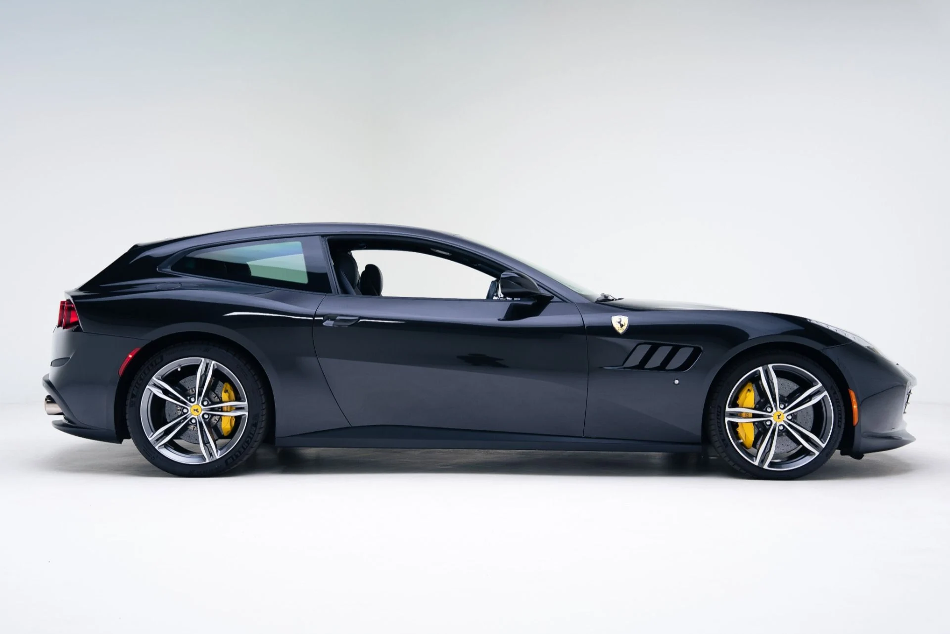 mph002_3982848810_Used_2018_Ferrari_GTC_4_Lusso_1768413919_45d27e2bf8