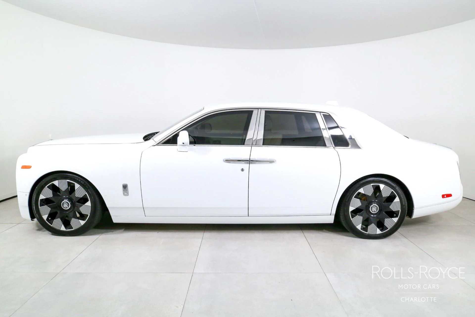 mph002_399586947_Used_2024_Rolls_Royce_Phantom_1767116656_5667f6c098