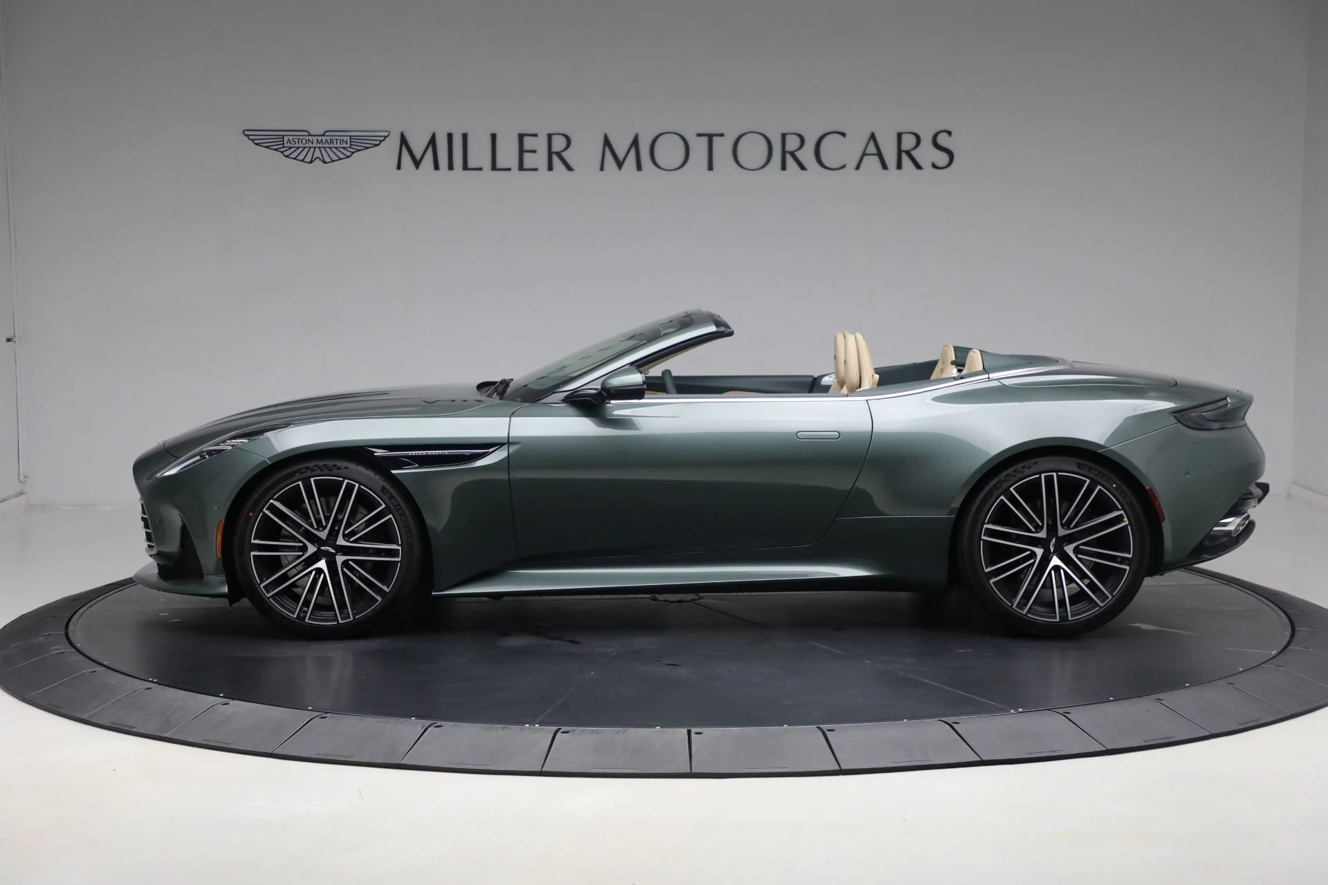 mph002_3996954238_New_2025_Aston_Martin_DB_12_Volante_75ad5191a2