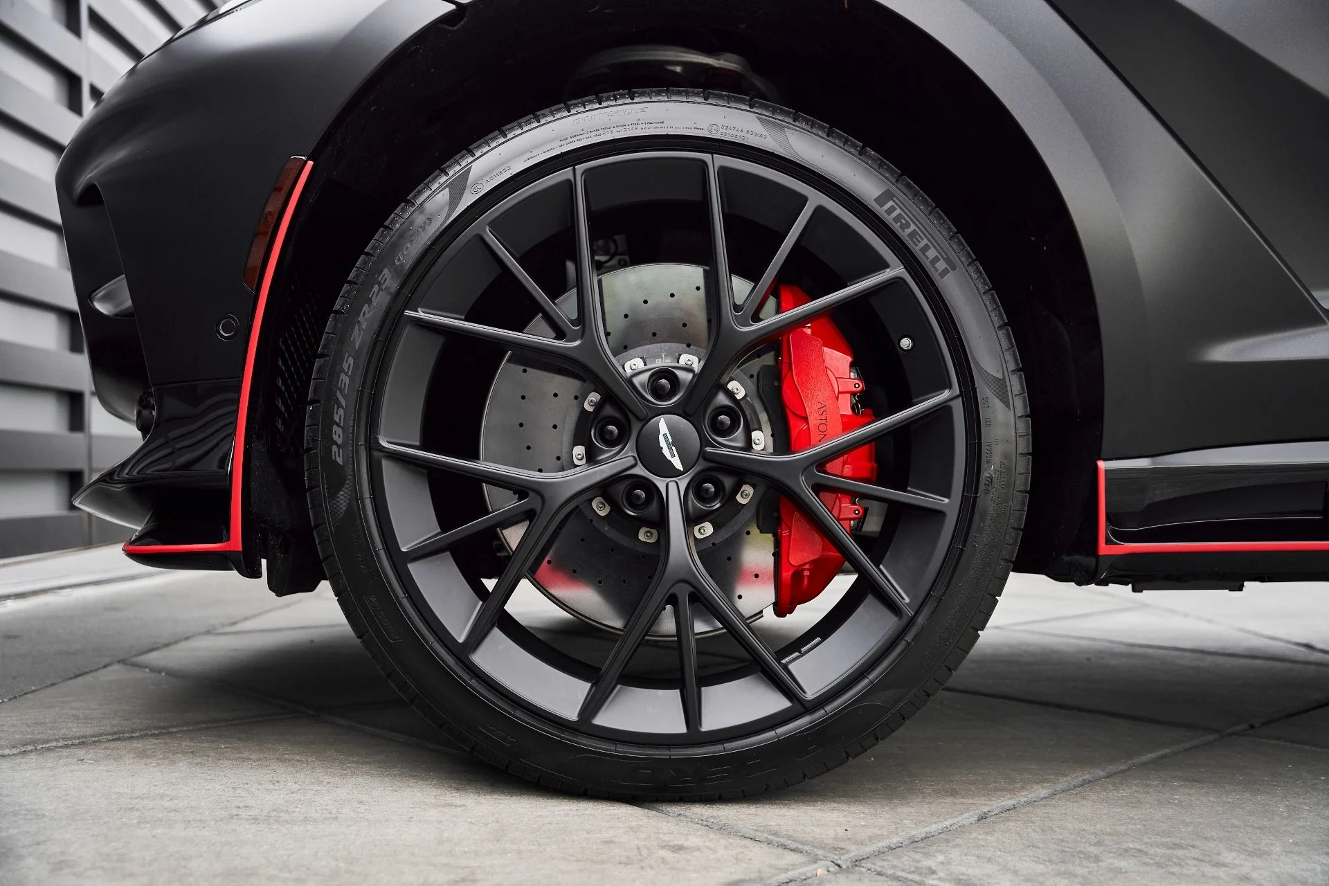 mph002_400607848_Used_2025_Aston_Martin_DBX_707_1766785276_97eb13759d