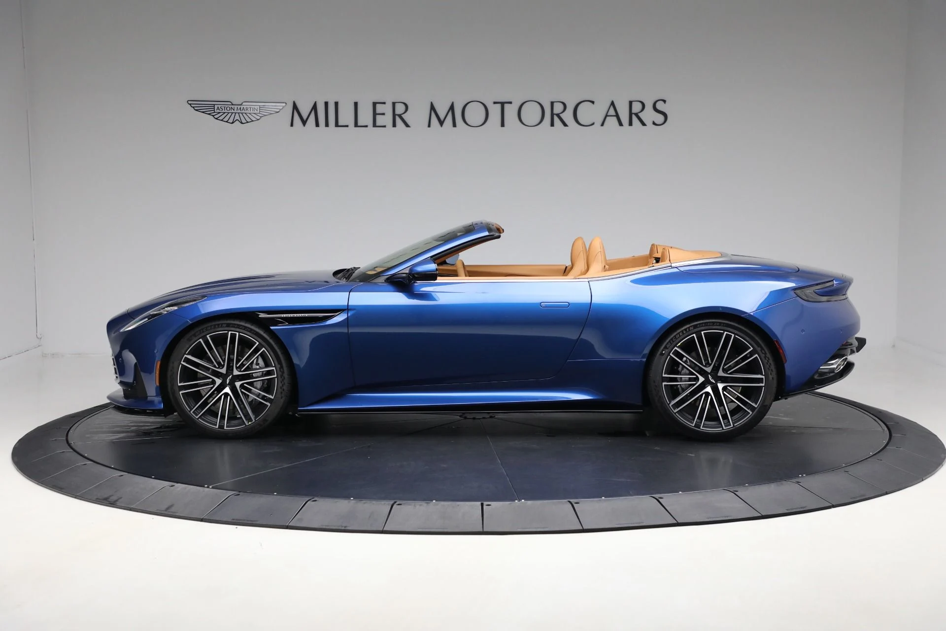 mph002_4007230122_New_2025_Aston_Martin_DB_12_Volante_cf2670621b