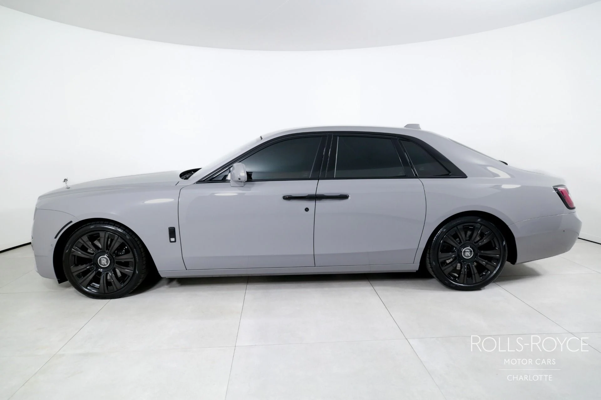 mph002_4040009342_Used_2024_Rolls_Royce_Ghost_1738596098_e00e6ec9dd