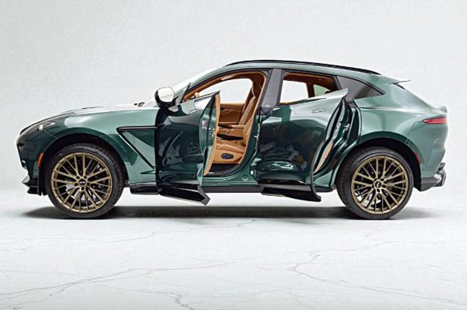 mph002_4062390904_New_2025_Aston_Martin_DBX_707_bc739dbe1b