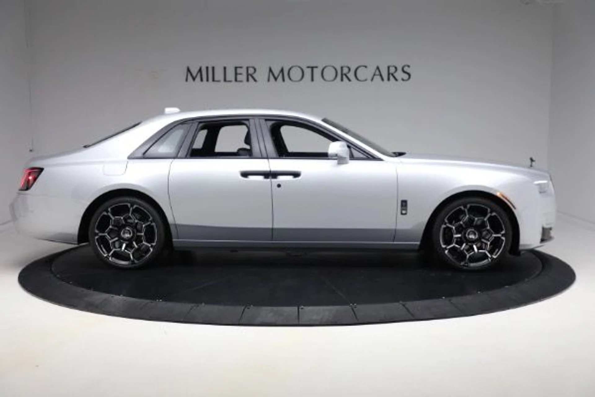 mph002_4092472950_New_2025_Rolls_Royce_Black_Badge_Ghost_2f5994c9da