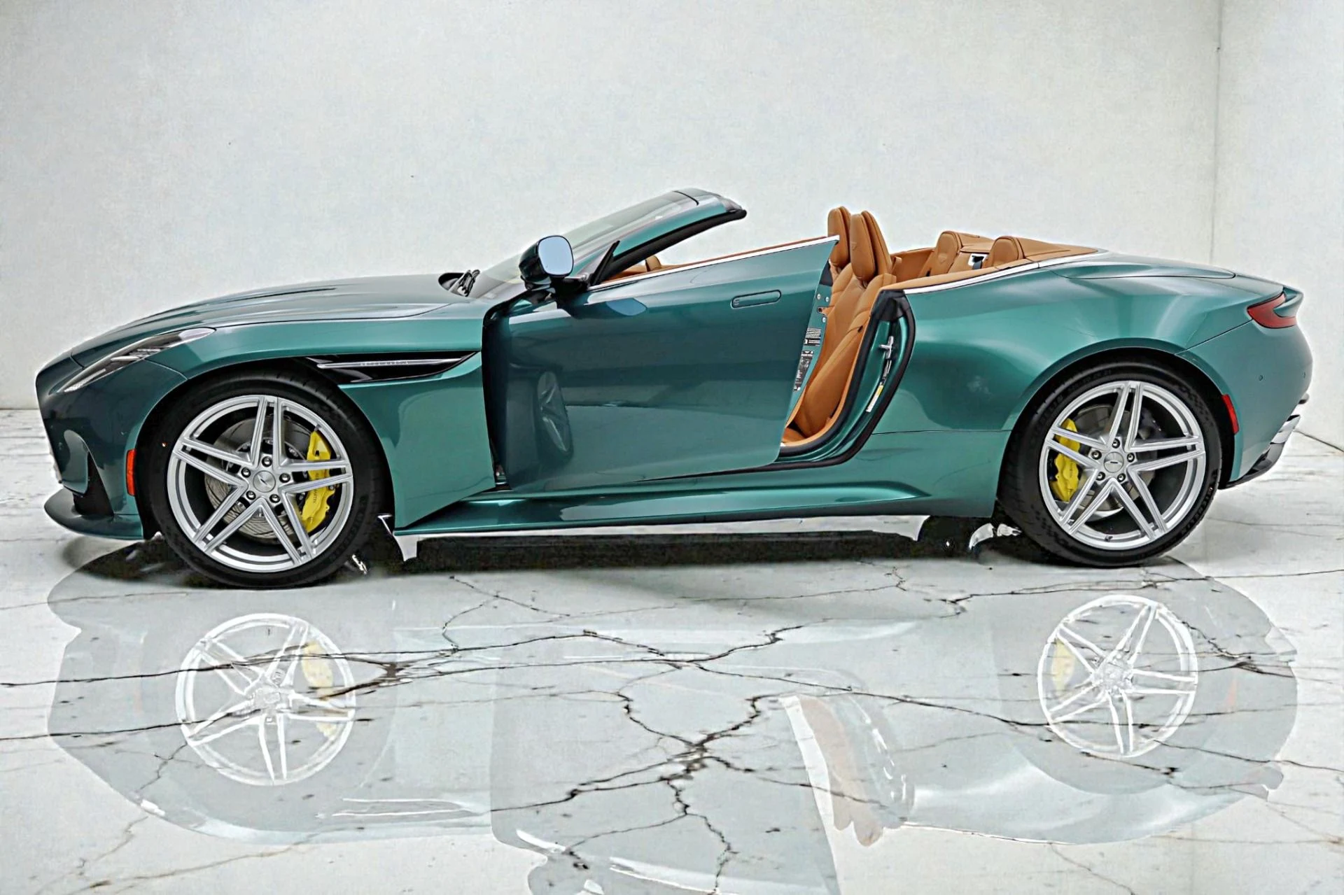 mph002_4102368744_New_2026_Aston_Martin_DB_12_Volante_1494650137