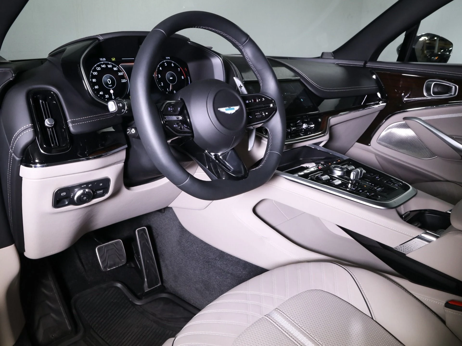 mph002_4105470347_New_2025_Aston_Martin_DBX_707_1758482586_760cd47b8e