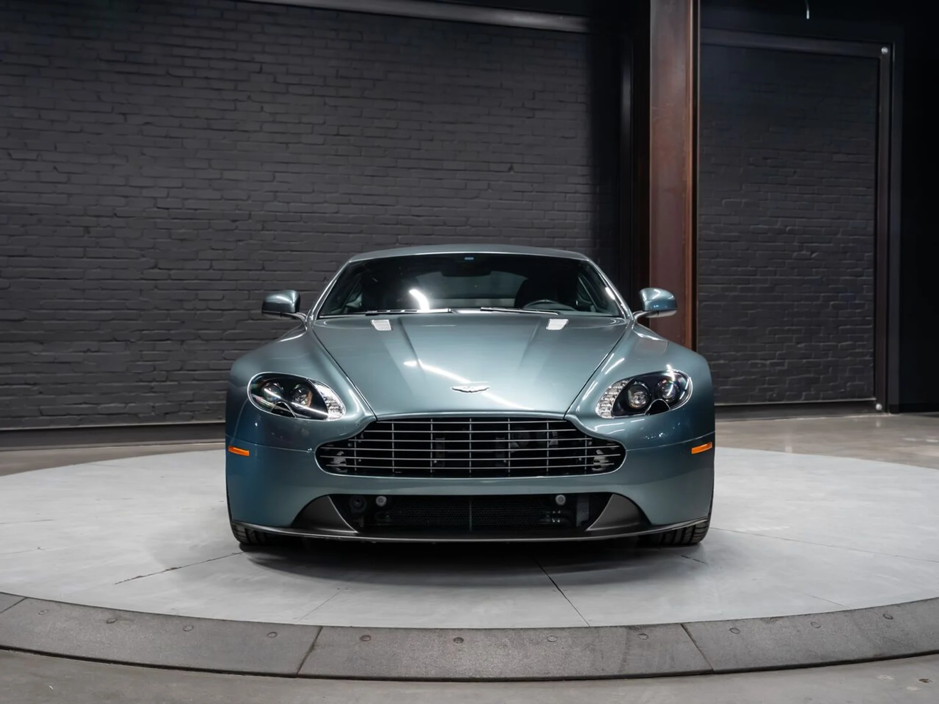 mph002_4116317069_aston_martin_v8_vantage_2015_2a37b9bdb7