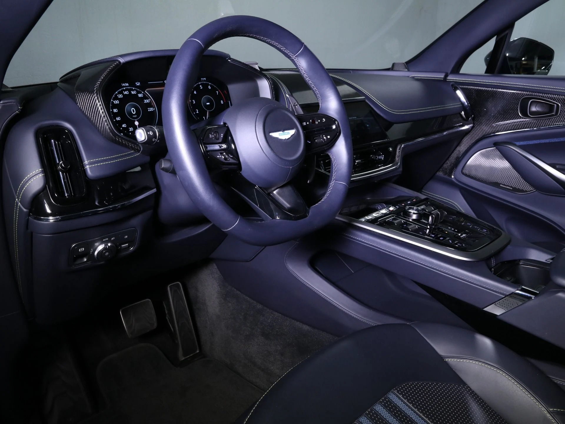 mph002_412246186_Used_2025_Aston_Martin_DBX_707_1758482784_e2805a6381