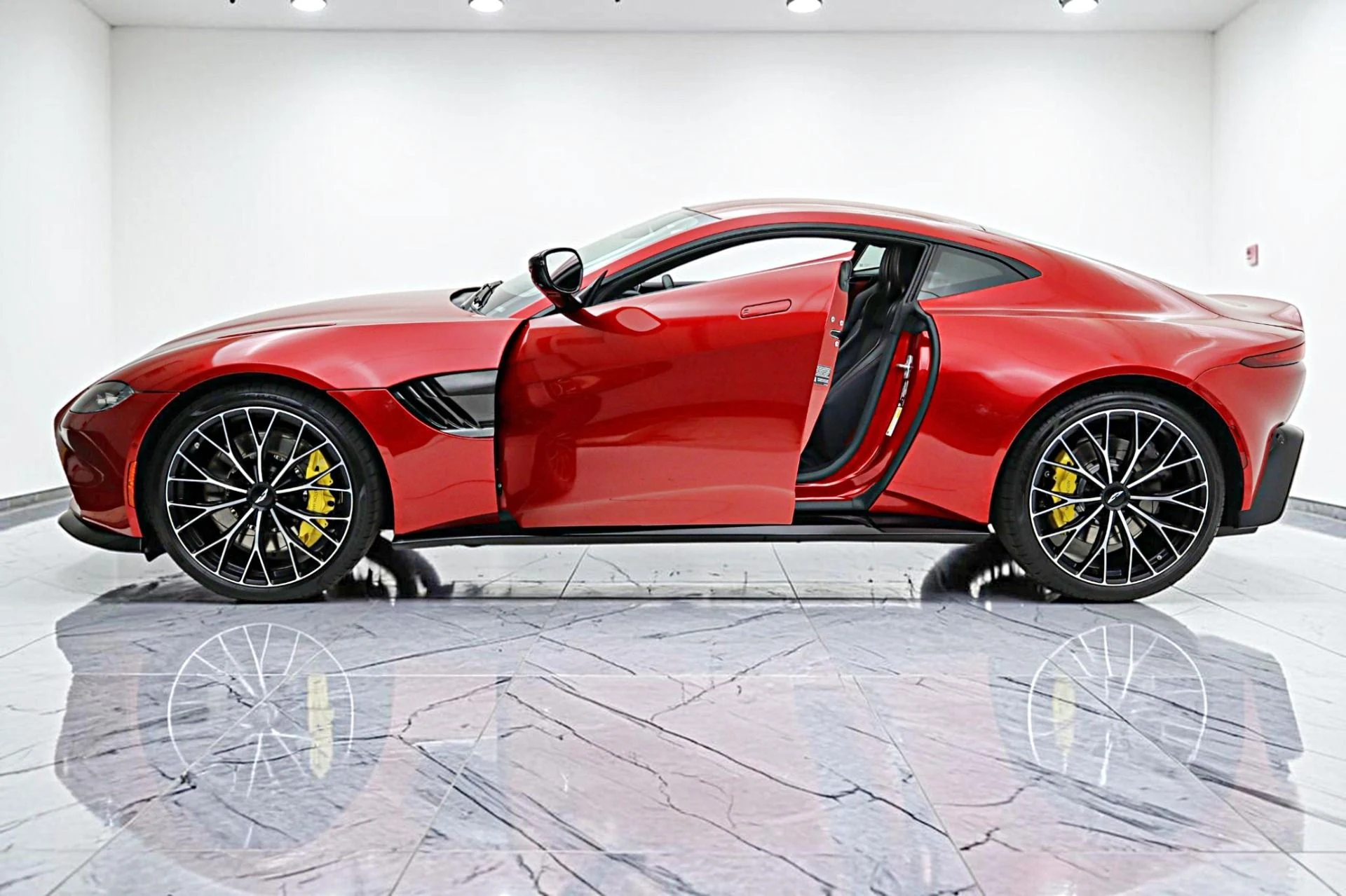 mph002_4126474613_Used_2023_Aston_Martin_Vantage_Coupe_2ae956c838