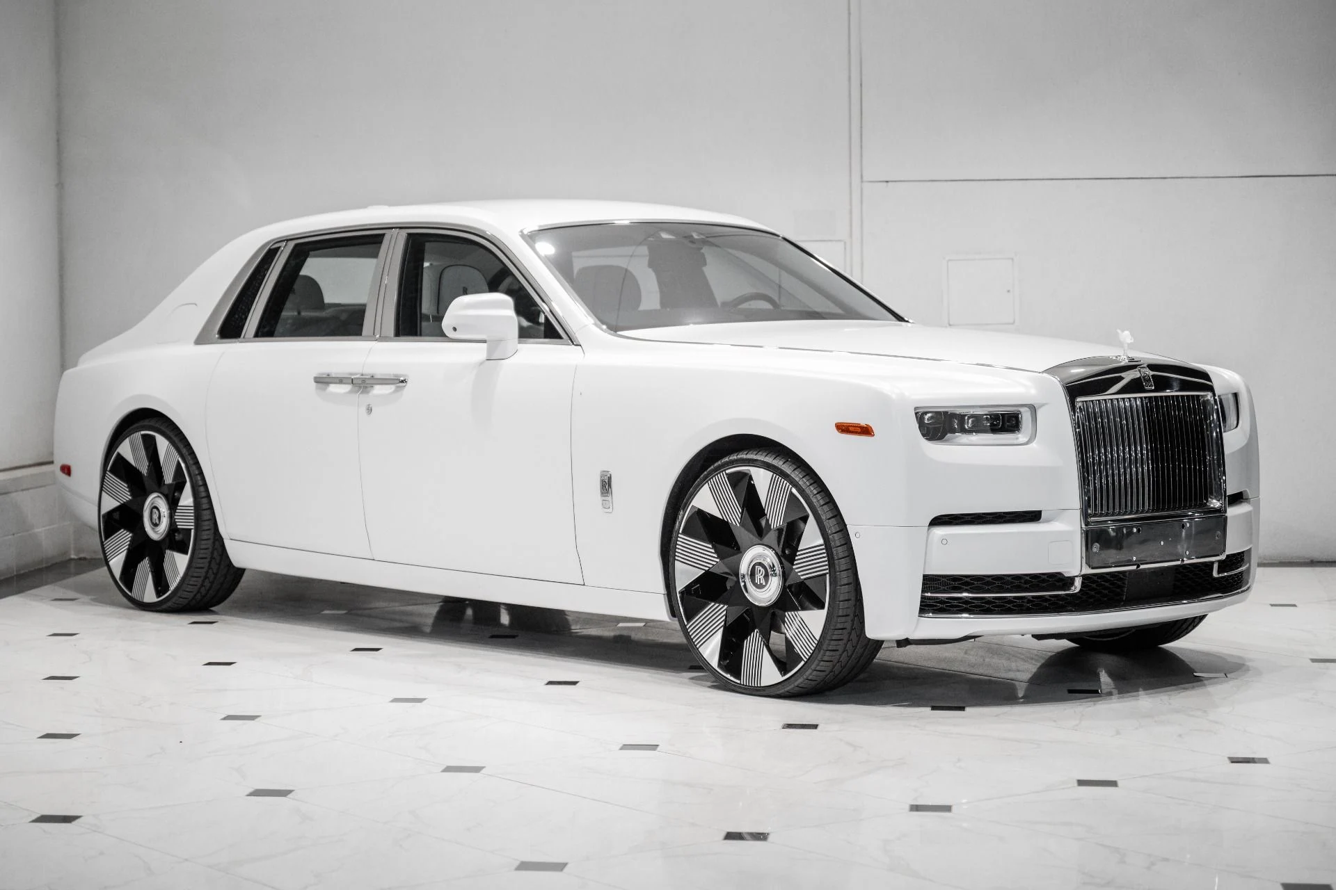 mph002_4135958376_Used_2018_Rolls_Royce_Phantom_1778080053_57ead8c5ee