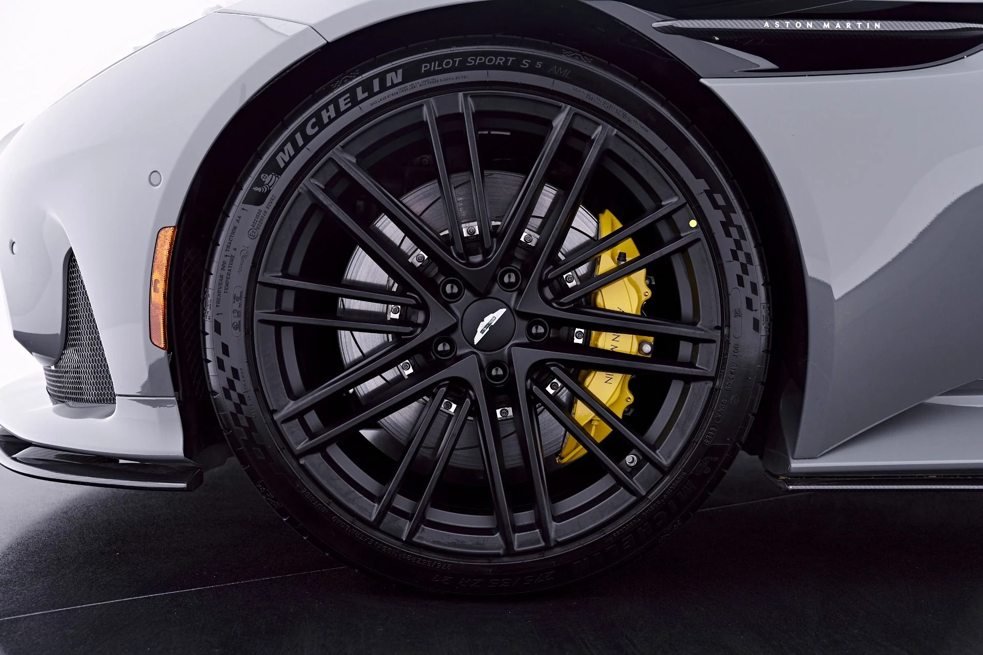 mph002_4159486788_Used_2024_Aston_Martin_DB_12_1781813754_ede4a0950d
