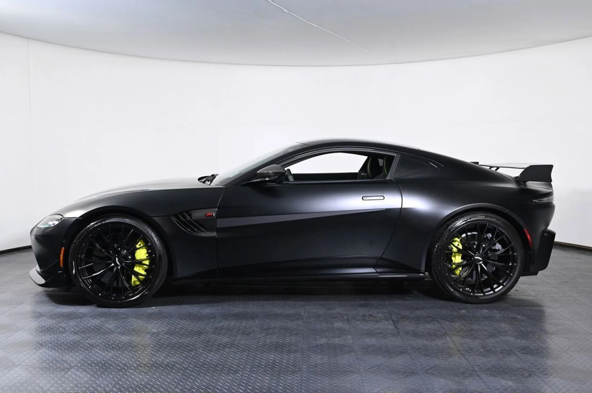 mph002_4170267875_used_2023_aston_martin_vantage_f1edition_11350_23029594_3_1024_4a7b0ca35b