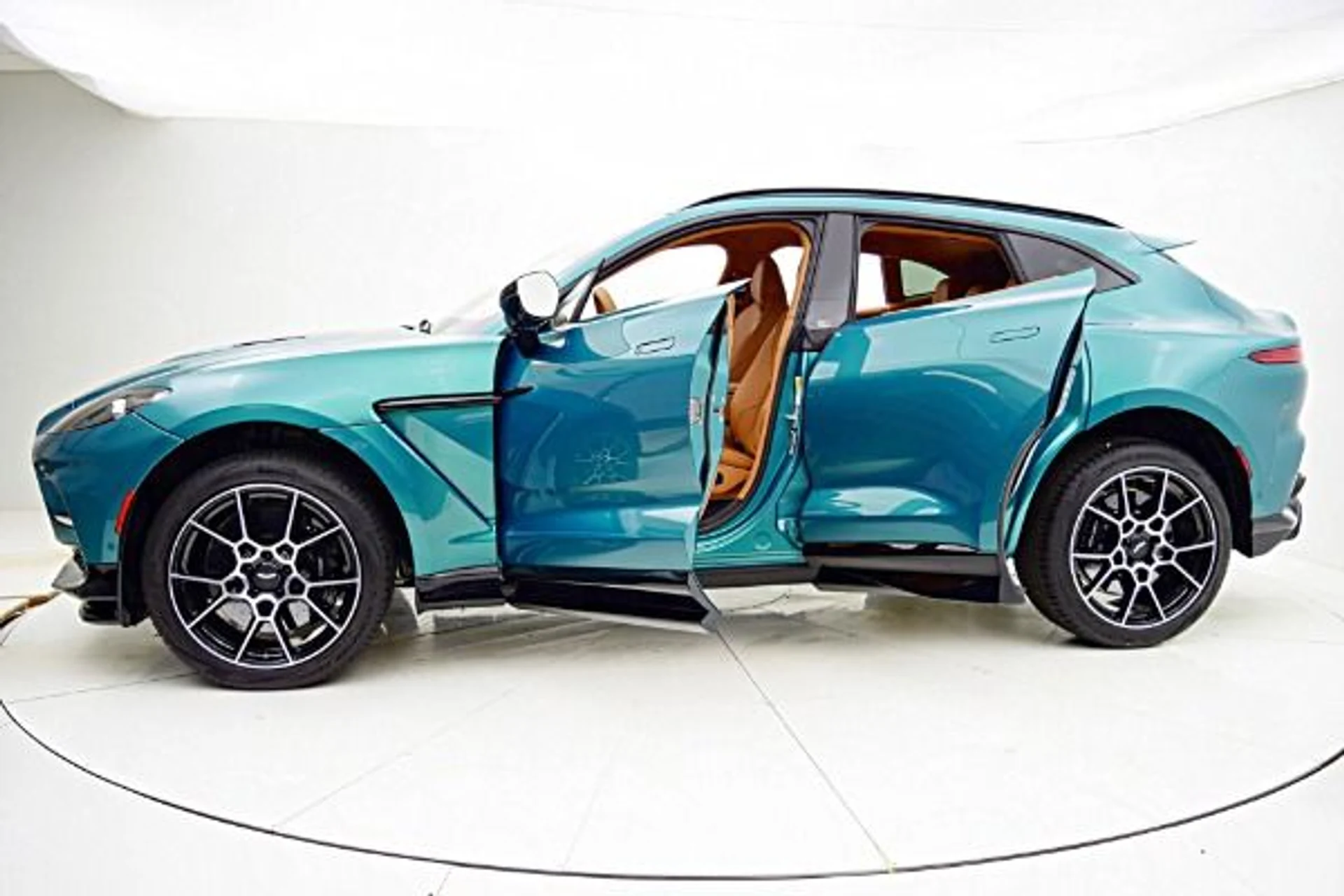 mph002_42164084_New_2025_Aston_Martin_DBX_707_9a1c57517e