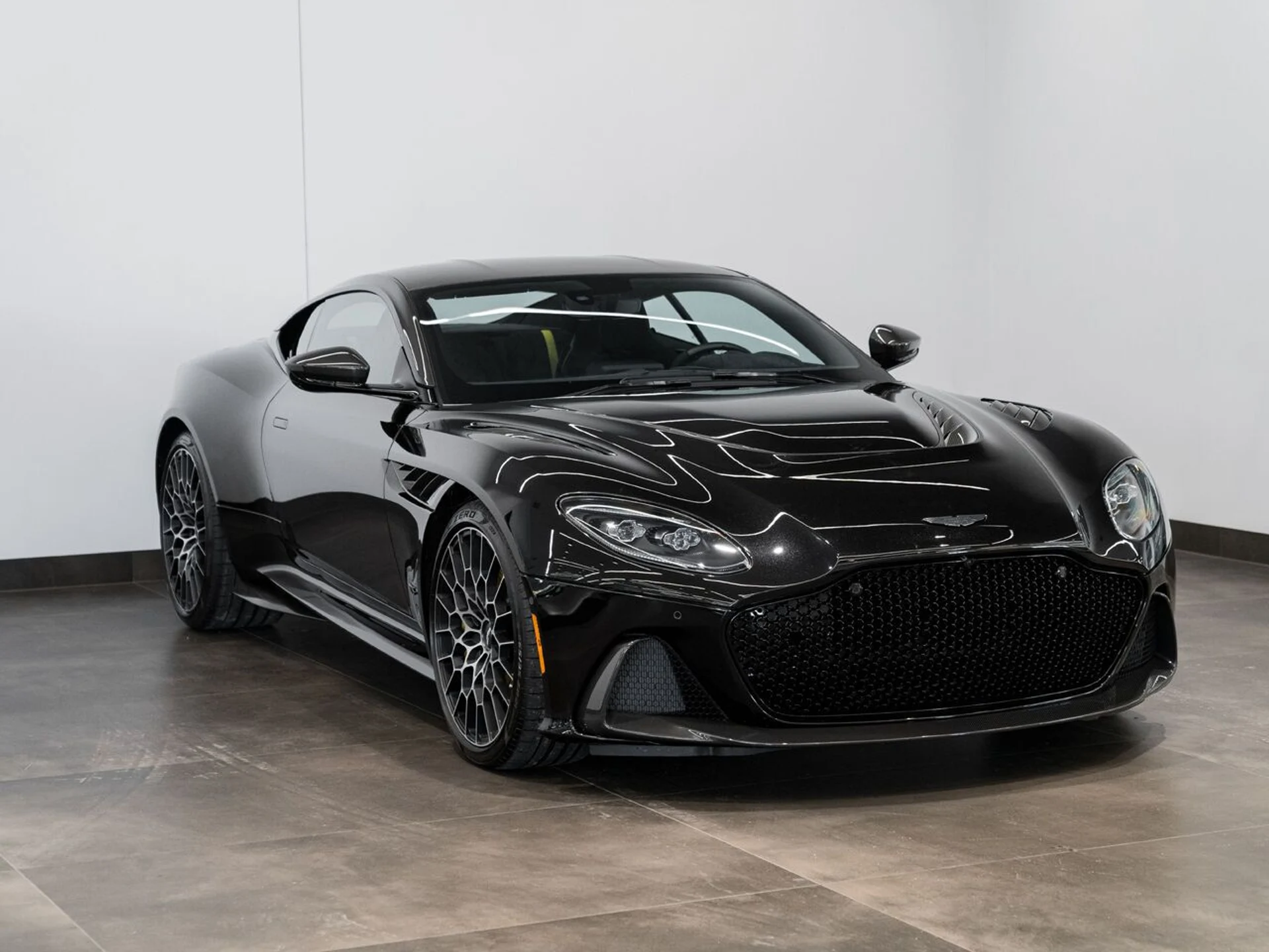 mph002_4228408539_aston_martin_dbs_2023_jpg_v_1773863537_6594b0ba7c