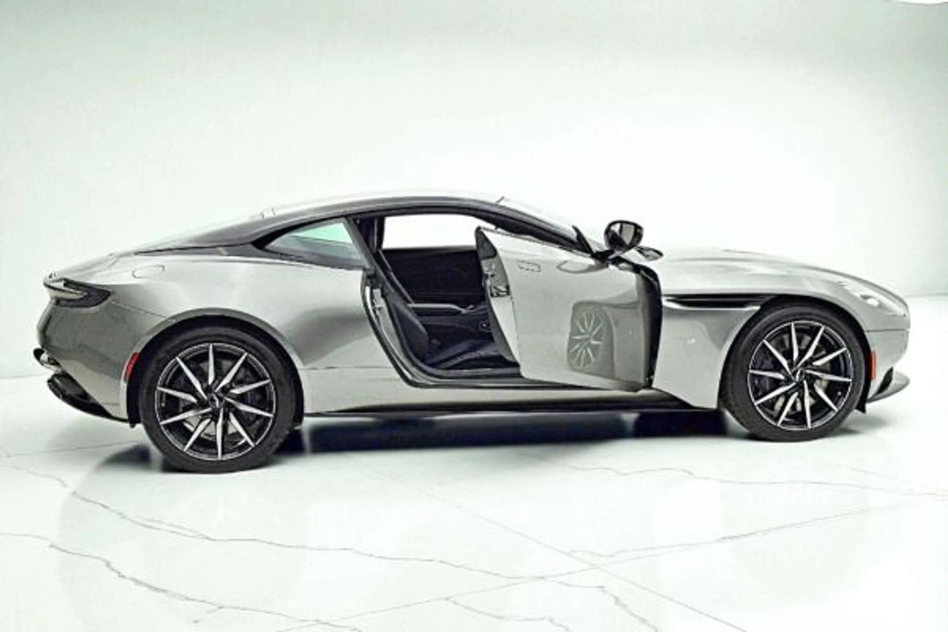 mph002_4250523516_Used_2018_Aston_Martin_DB_11_V12_579c2489e3