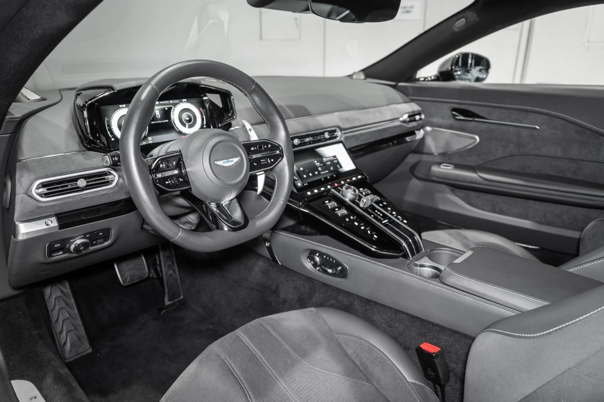 mph002_533725005_Used_2025_Aston_Martin_Vantage_1784563036_e960168a64