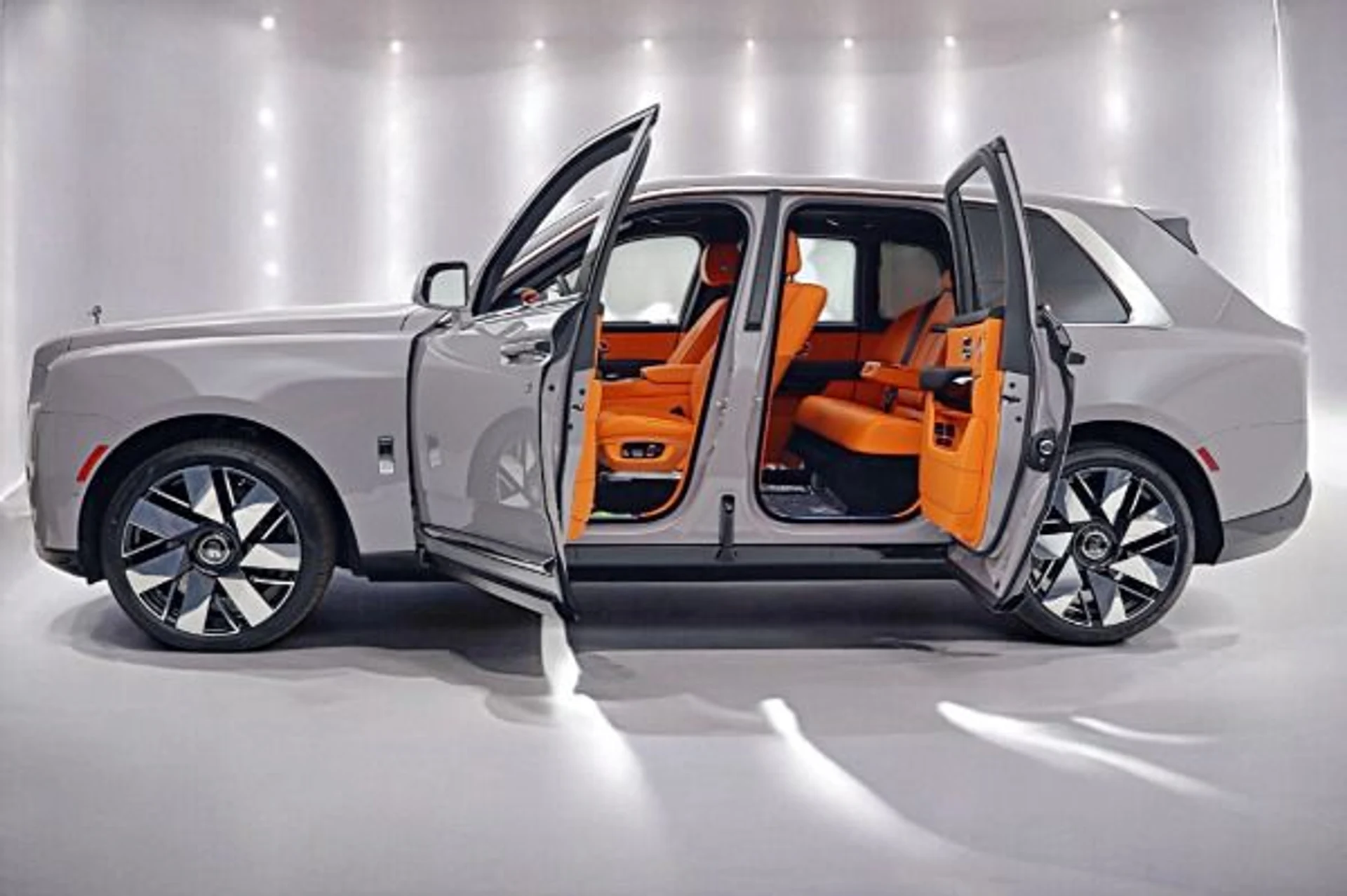 mph002_53701132_New_2026_Rolls_Royce_Cullinan_933c774285