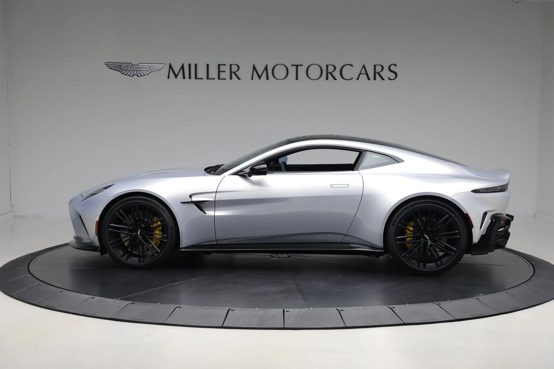 mph002_557503631_New_2026_Aston_Martin_Vantage_17f4a6f92f
