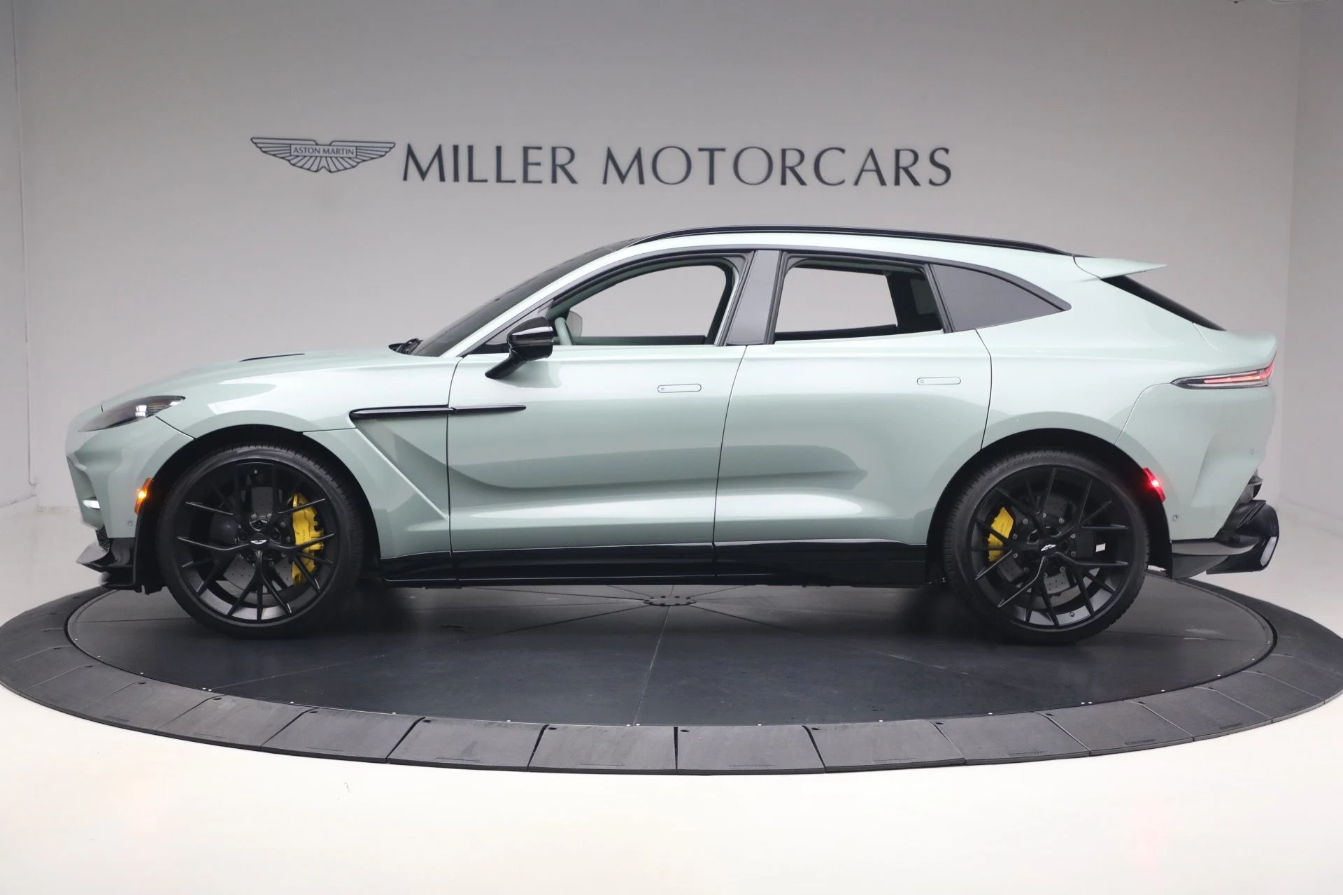 mph002_567410263_Used_2025_Aston_Martin_DBX_707_1782571058_c1aea78d1f