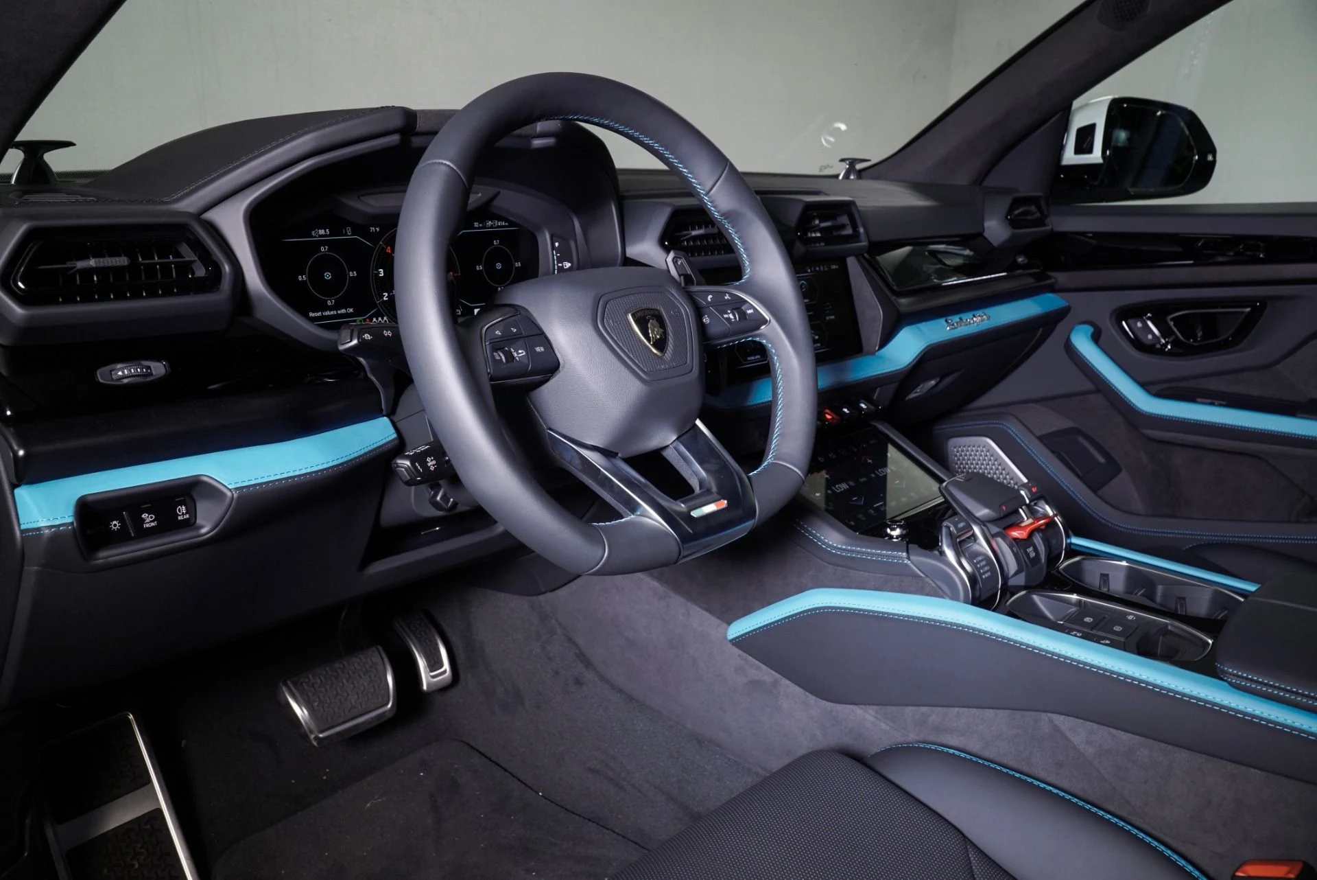 mph002_585213365_New_2025_Lamborghini_Urus_SE_1770747580_e4ab3eab08