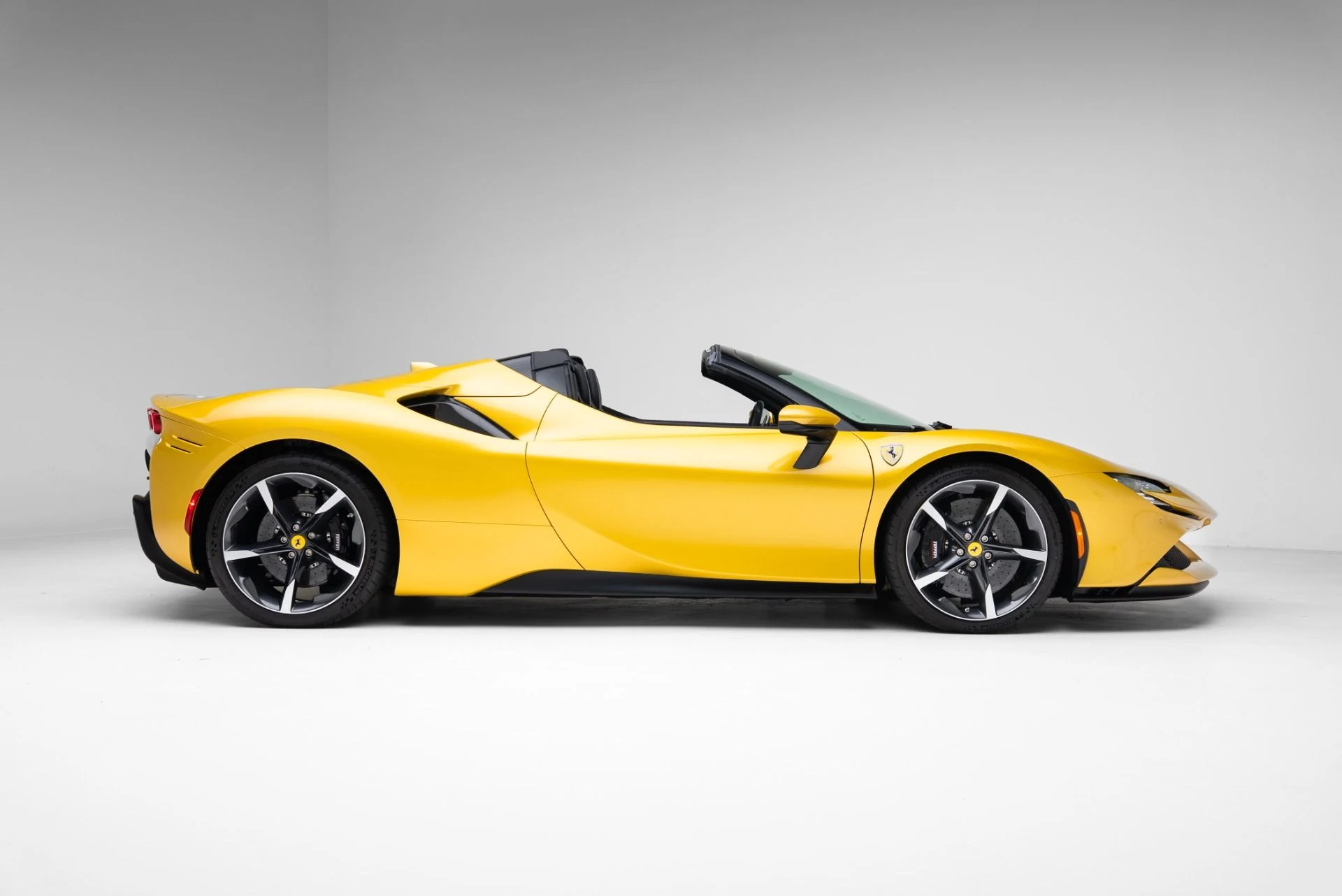 mph002_621679491_Used_2023_Ferrari_SF_90_Spider_1770940760_d6cae73761