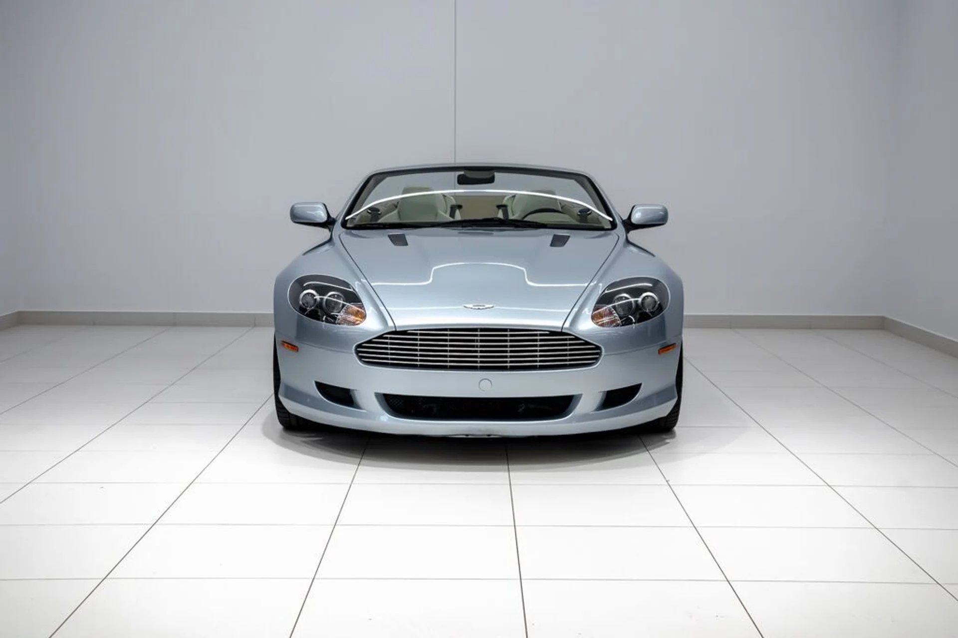 mph002_633153657_aston_martin_db9_2005_jpg_v_1754355020_cf59a755c8