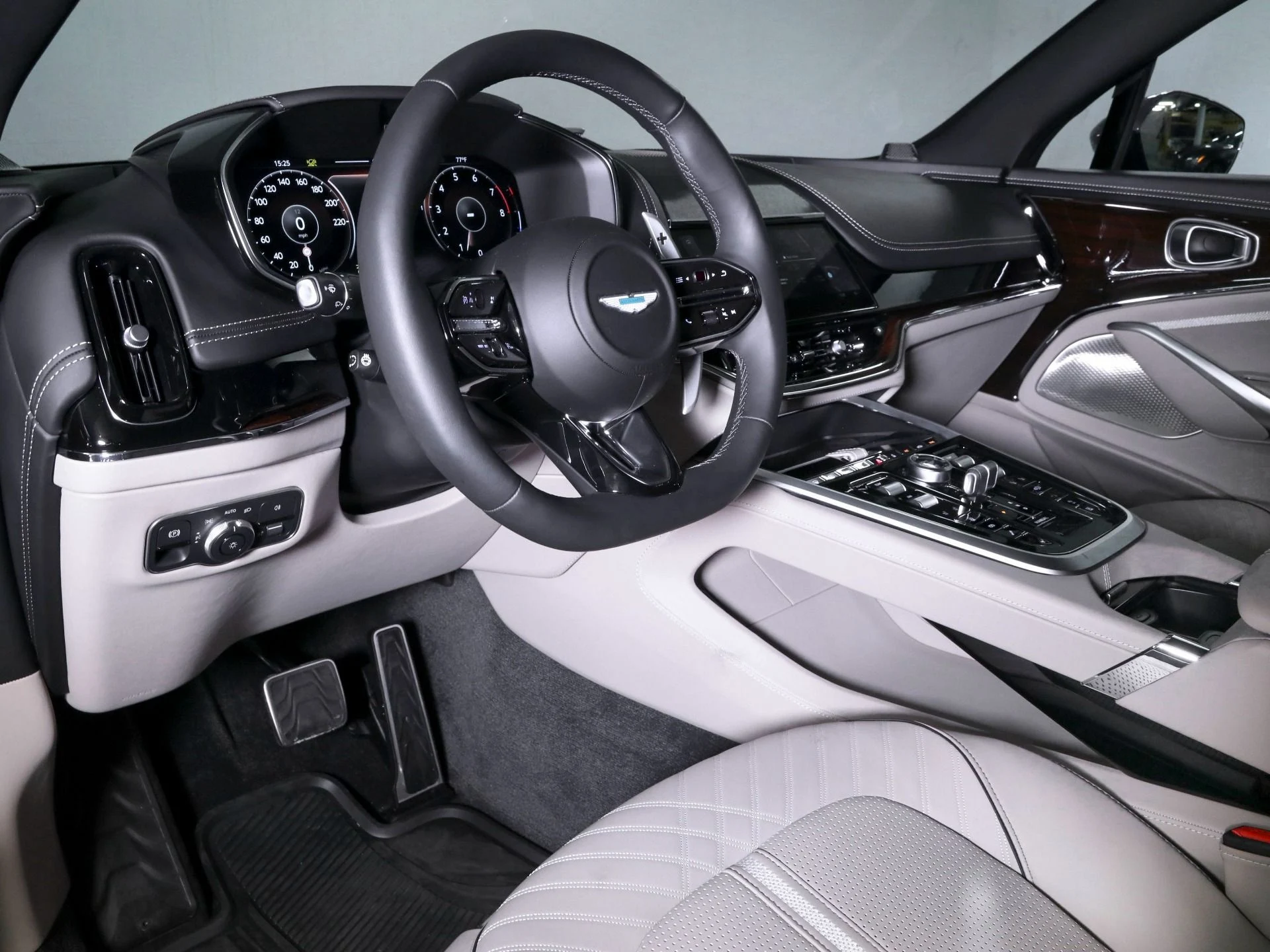 mph002_653862744_New_2025_Aston_Martin_DBX_707_1768455345_3186aed4b6