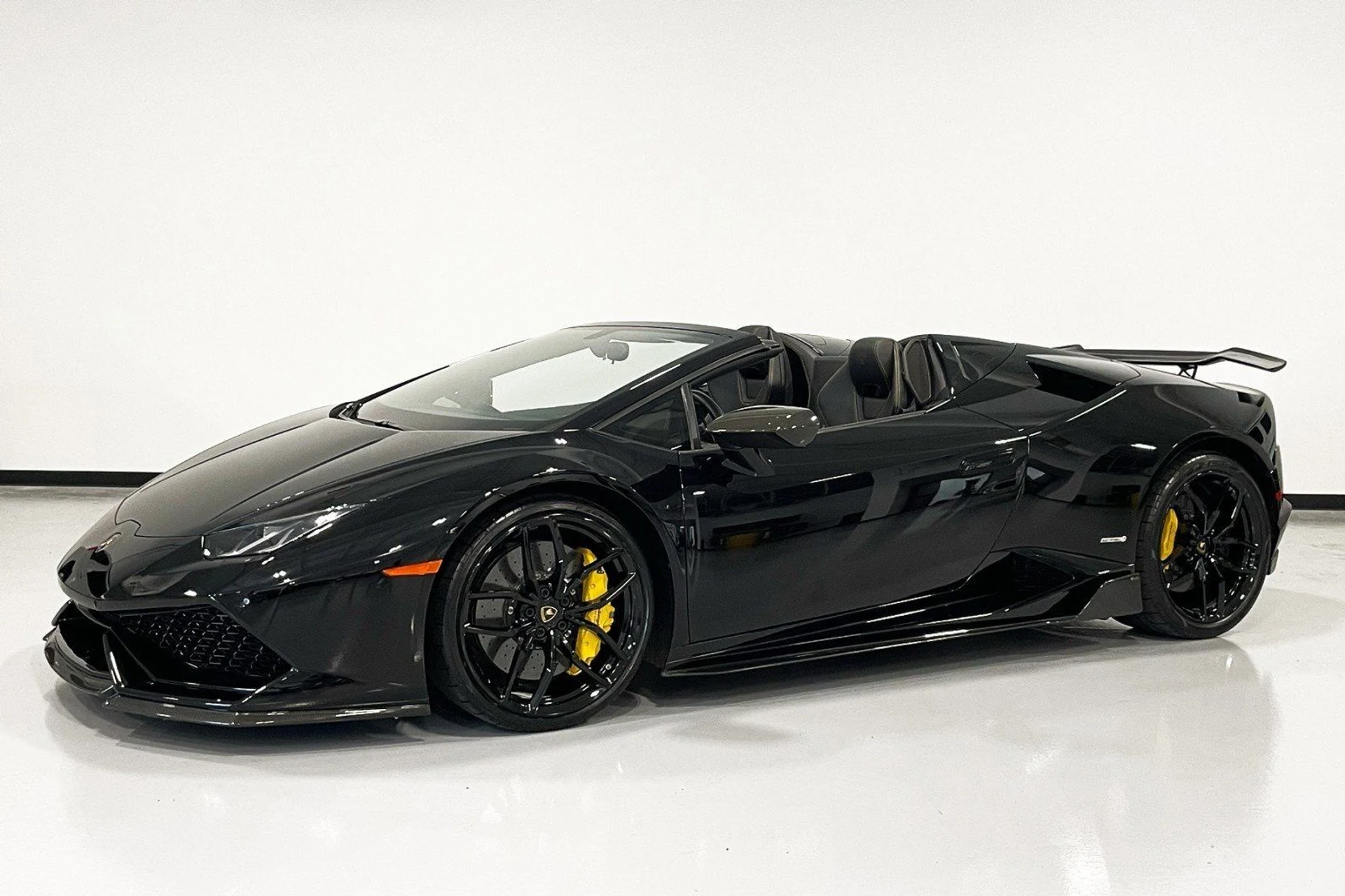 mph002_668718634_Used_2017_Lamborghini_Huracan_LP_610_4_Spyder_1761858567_aac42b6874