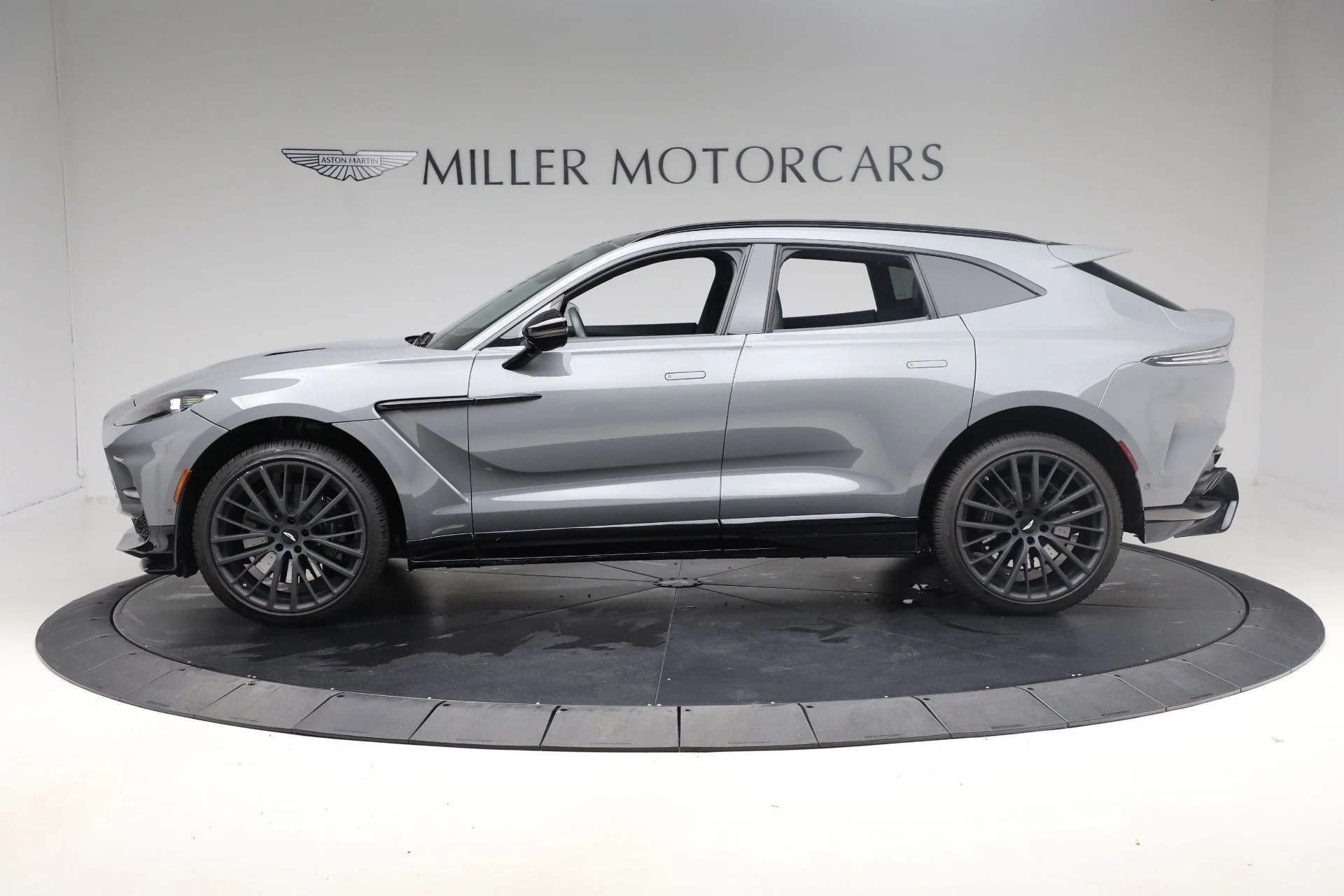 mph002_684361726_New_2025_Aston_Martin_DBX_707_1762018387_fea91f56ca