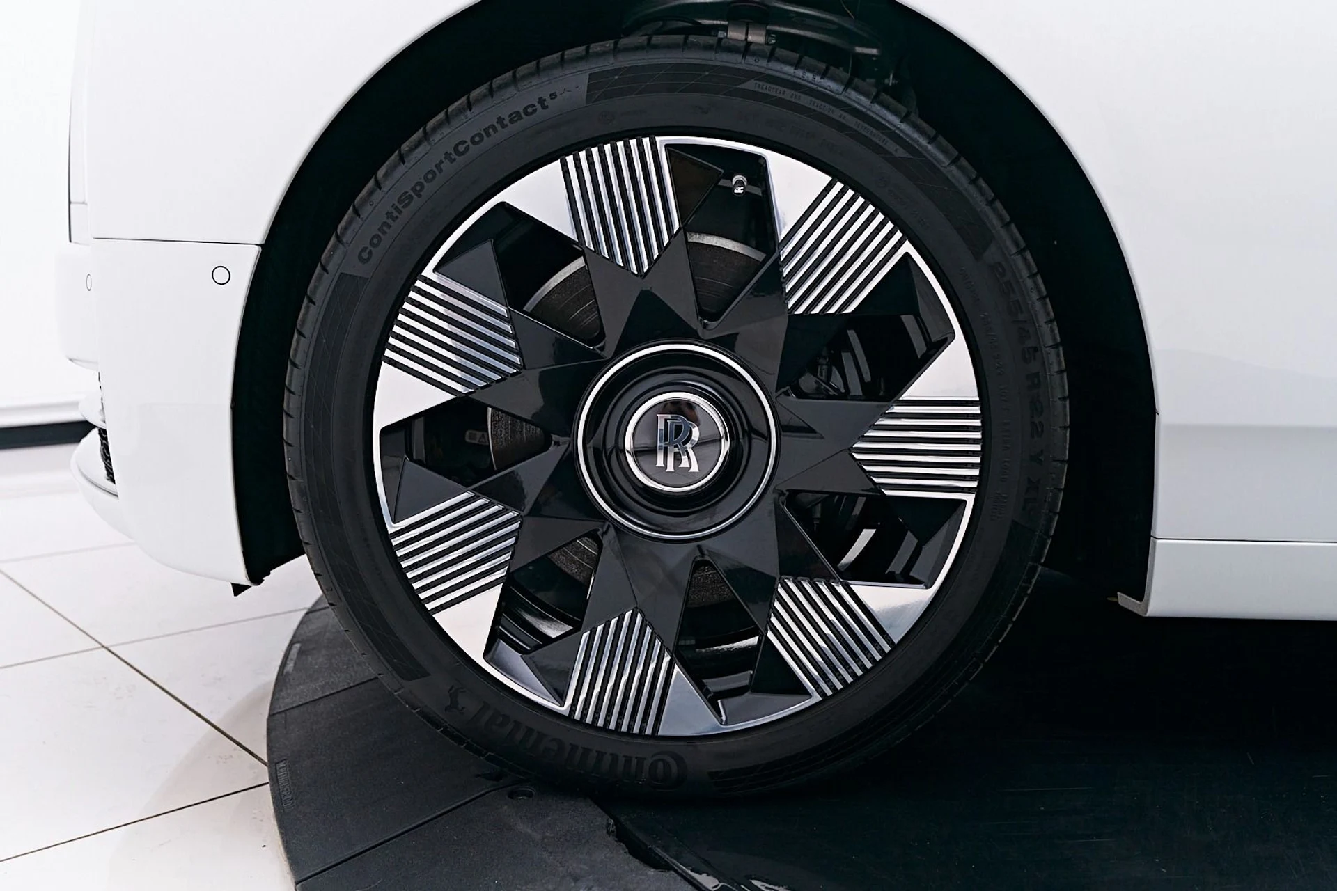 mph002_693612658_Used_2023_Rolls_Royce_Phantom_Base_1760229045_1d2a8f5338