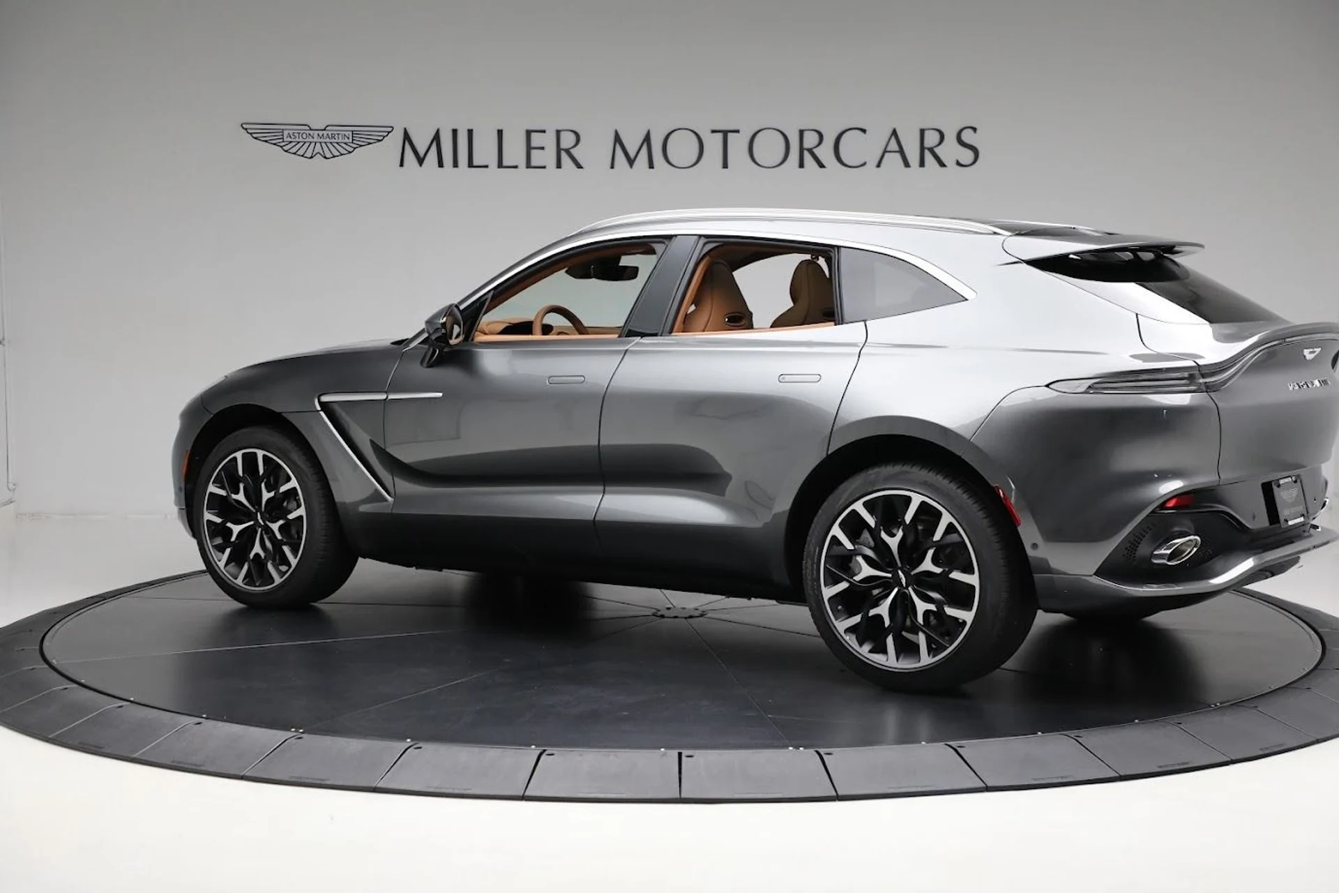 mph002_702405025_Used_2024_Aston_Martin_DBX_1712693701_383070cd59