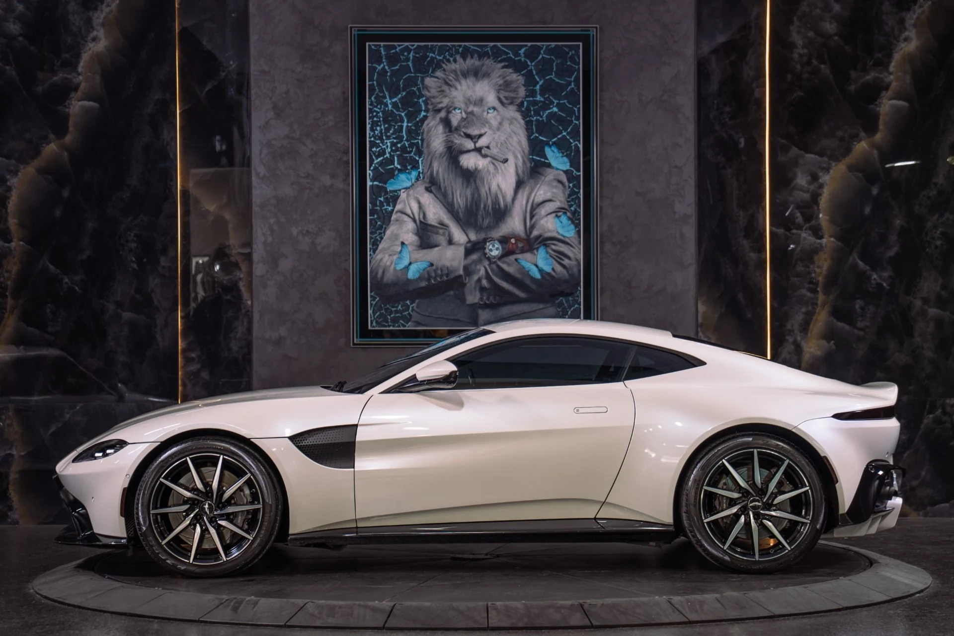 mph002_729965195_Used_2019_Aston_Martin_Vantage_1792797785_a9993bf396