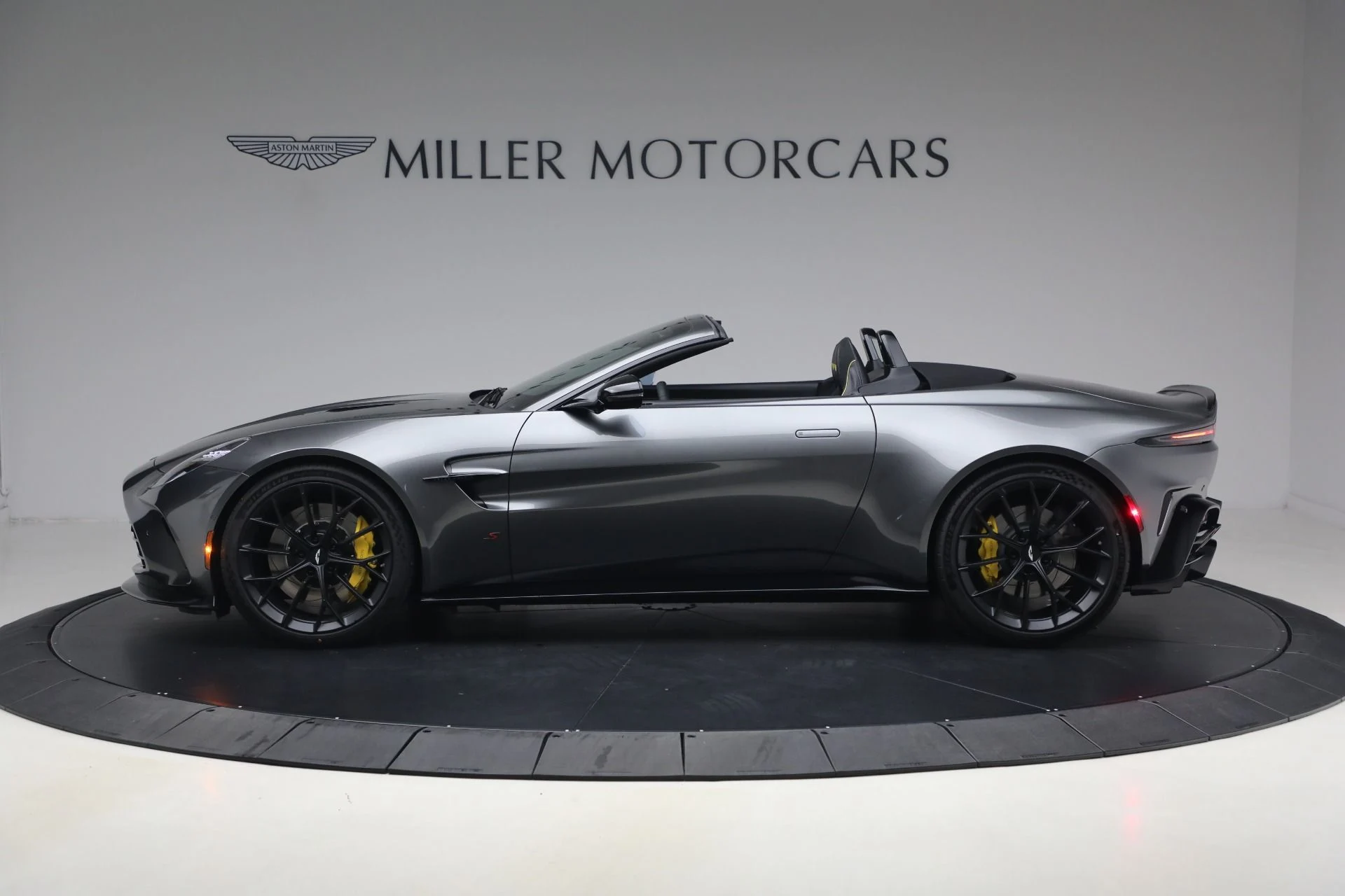 mph002_731662944_New_2026_Aston_Martin_Vantage_S_Roadster_1776880029_28f04bb0ed