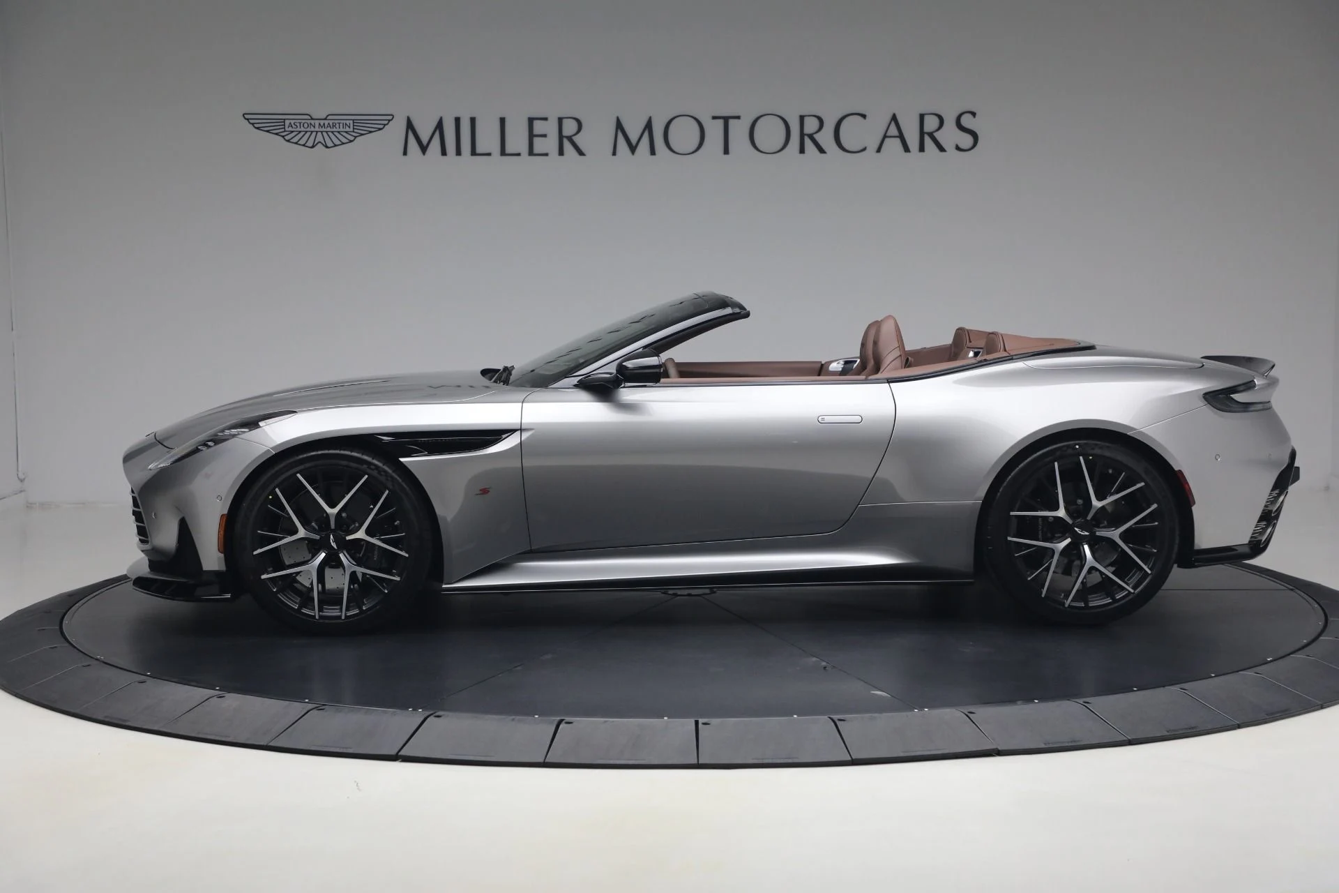 mph002_743325199_New_2026_Aston_Martin_DB_12_S_Volante_1781361339_daf642a68c