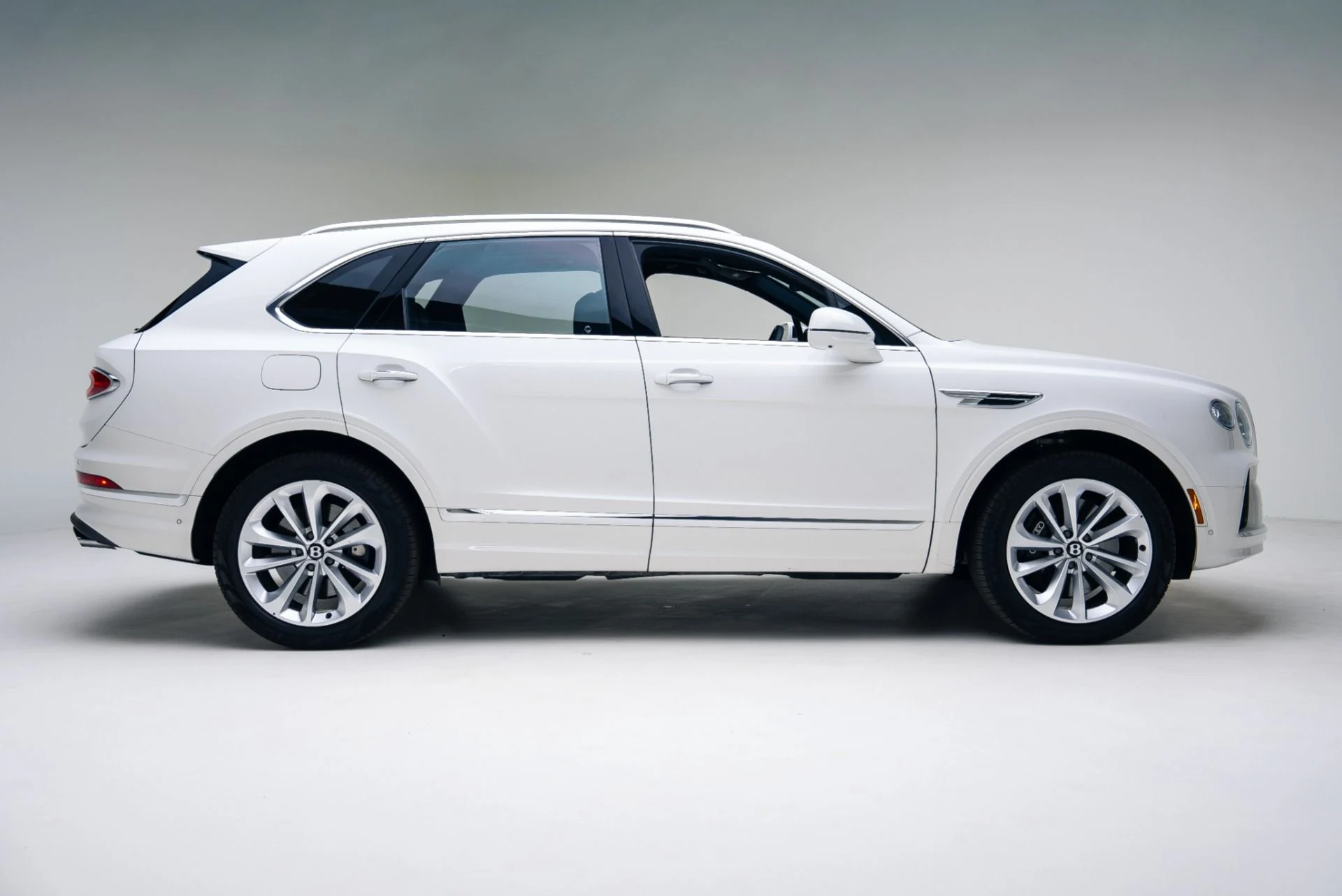 mph002_817326247_Used_2024_Bentley_Bentayga_V8_1765307017_c82baa12ba