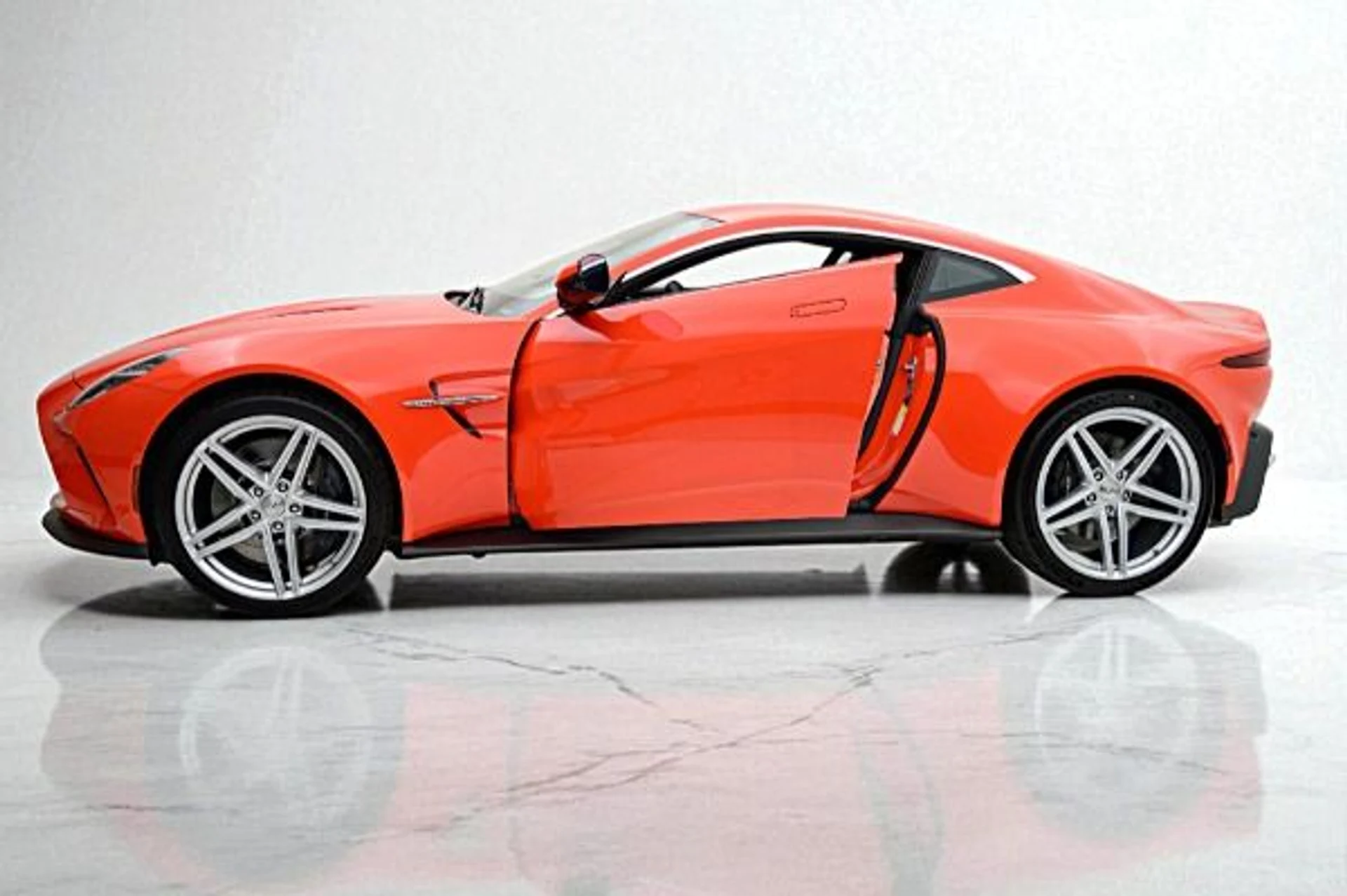 mph002_817584141_New_2025_Aston_Martin_Vantage_d97f0041bd