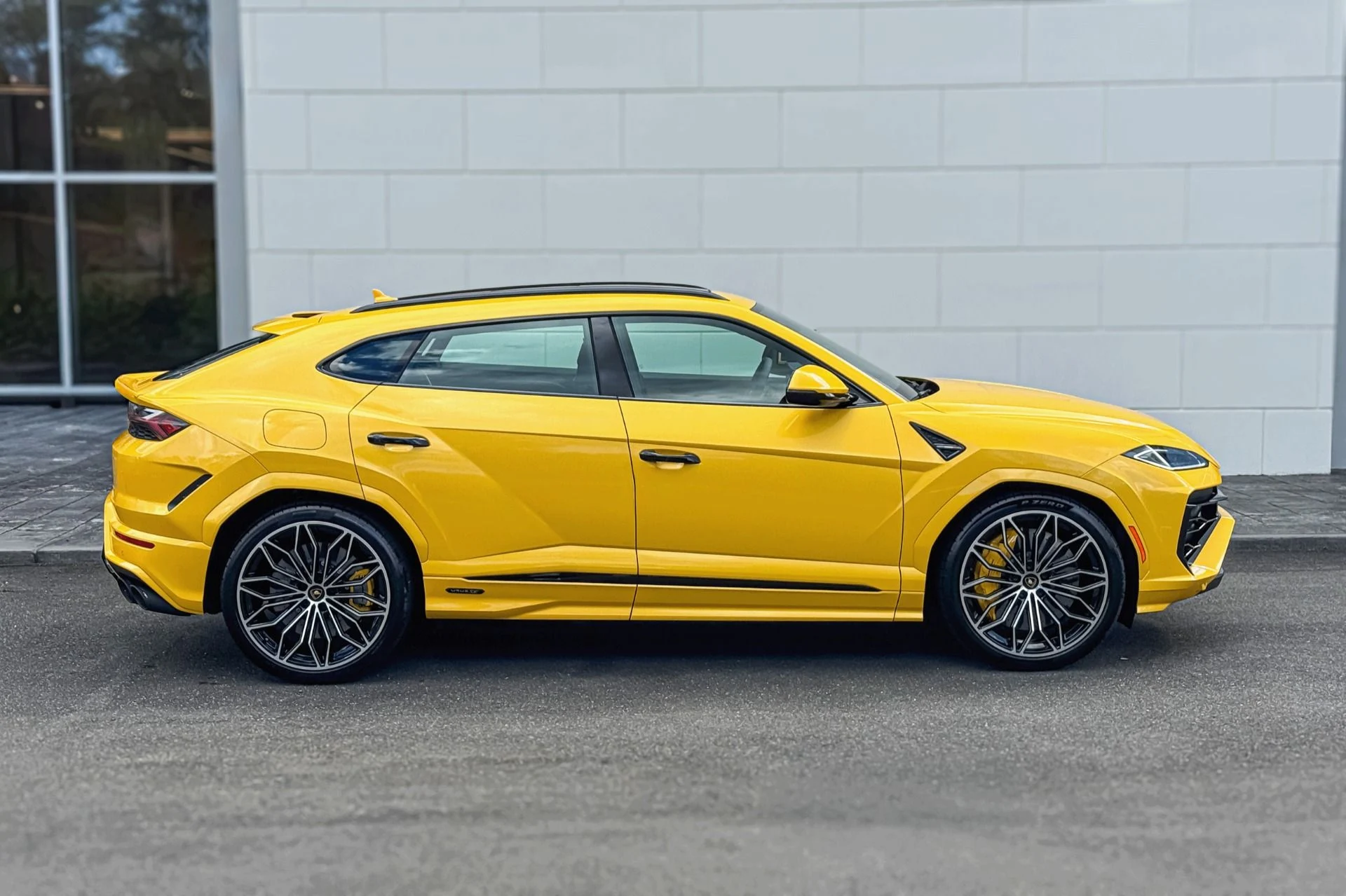 mph002_822430767_Used_2025_Lamborghini_Urus_SE_1756898793_70004a0b81