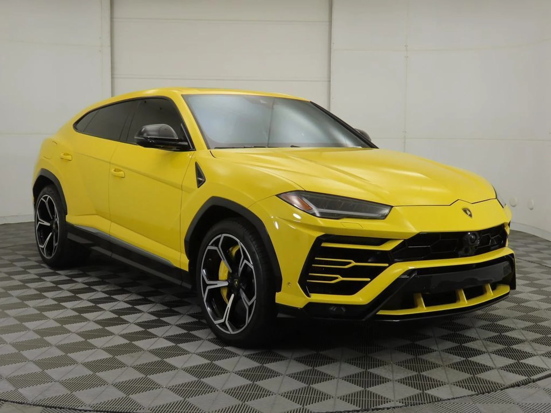 mph002_826499749_used_2019_lamborghini_urus_awd_8119_22960416_3_1024_2c8e580582
