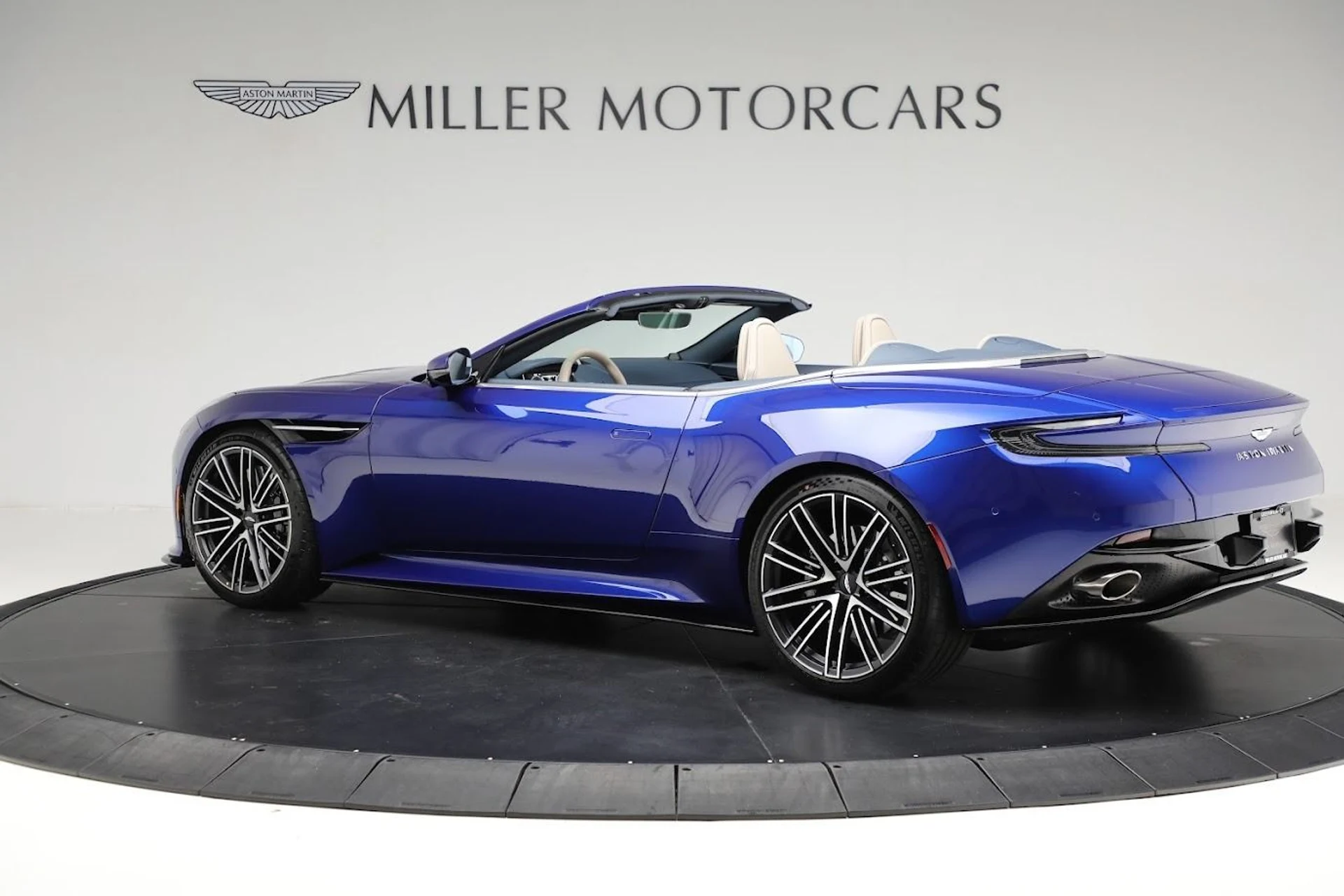mph002_861739711_Used_2024_Aston_Martin_DB_12_Volante_f8cc1bdd5f