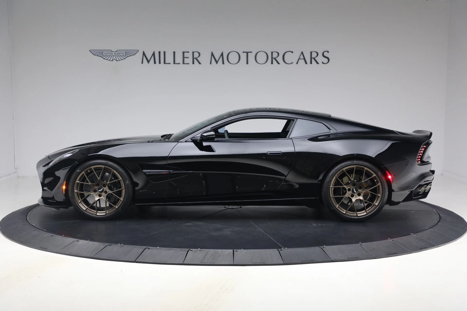 mph002_870948210_Used_2025_Aston_Martin_Vanquish_1789418284_431ebb34cf