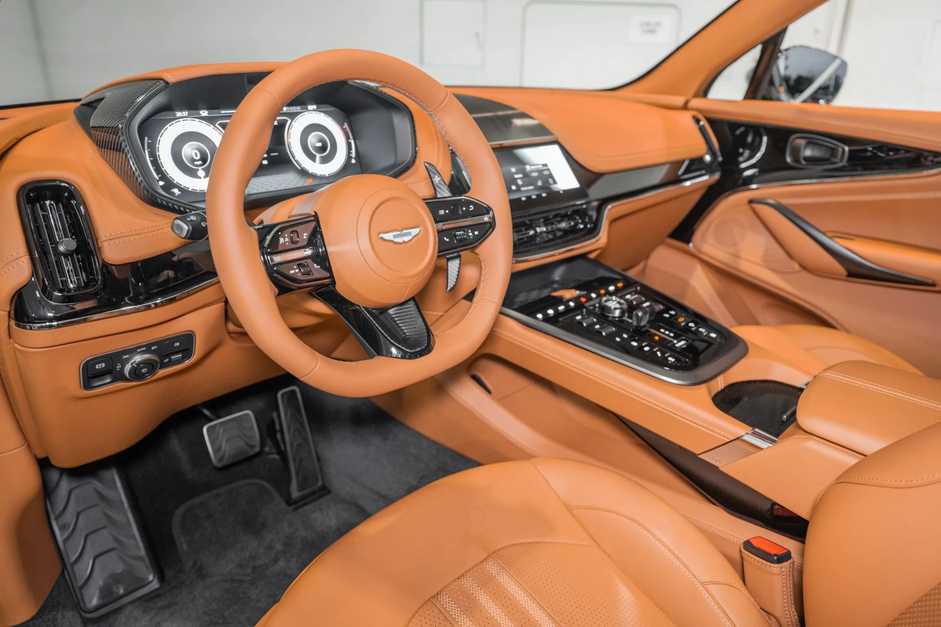 mph002_883821492_New_2026_Aston_Martin_DBX_707_1786372165_1bde7fff06
