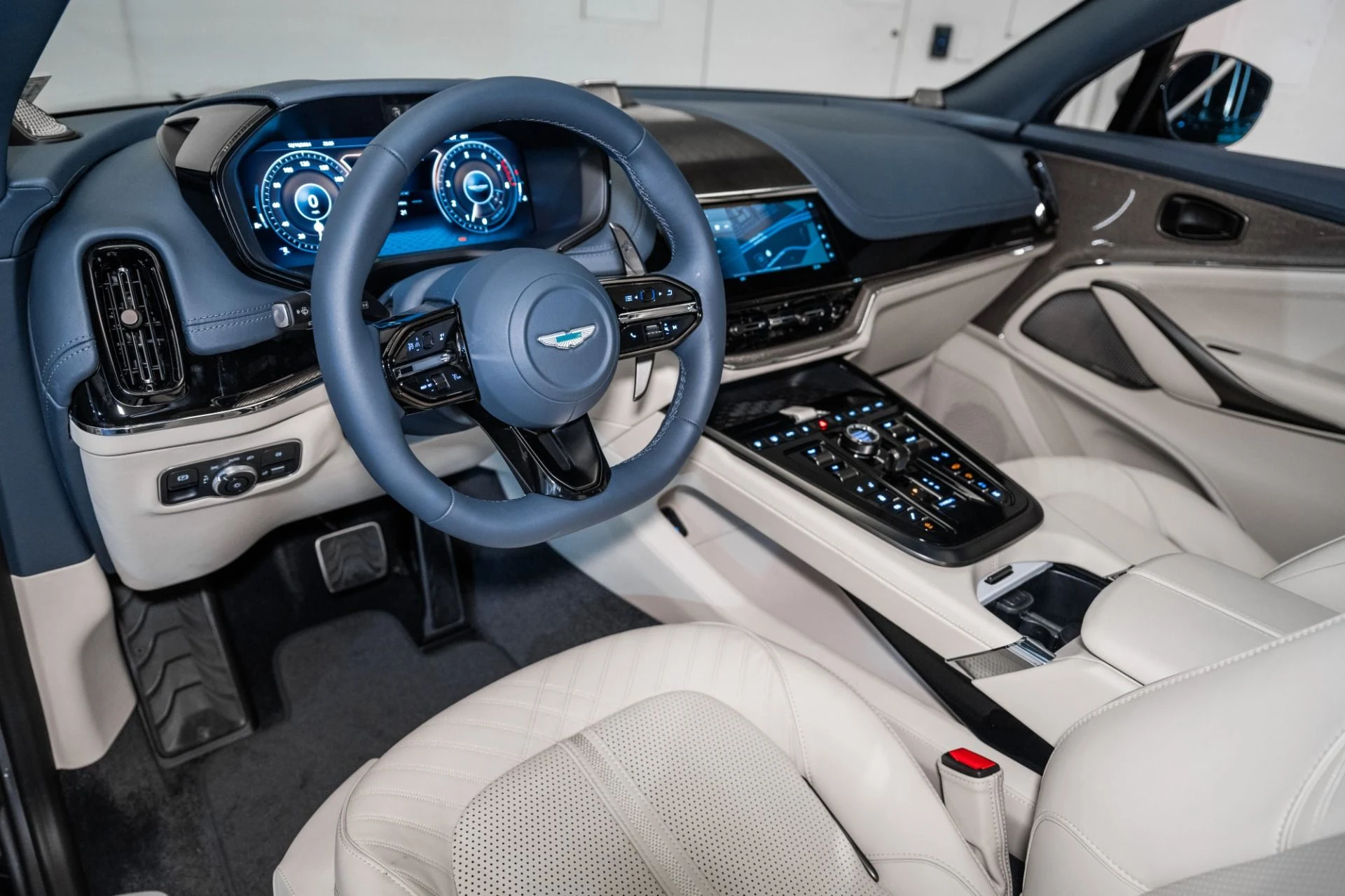 mph002_892025141_Used_2025_Aston_Martin_DBX_707_1734711890_756cd11481