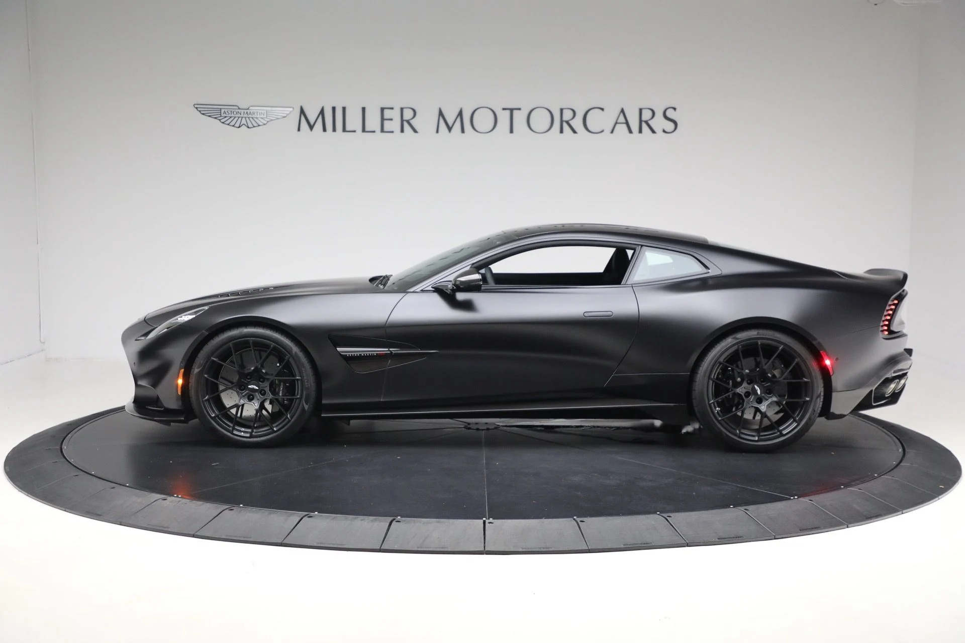 mph002_899437470_Used_2025_Aston_Martin_Vanquish_8440b50b2d